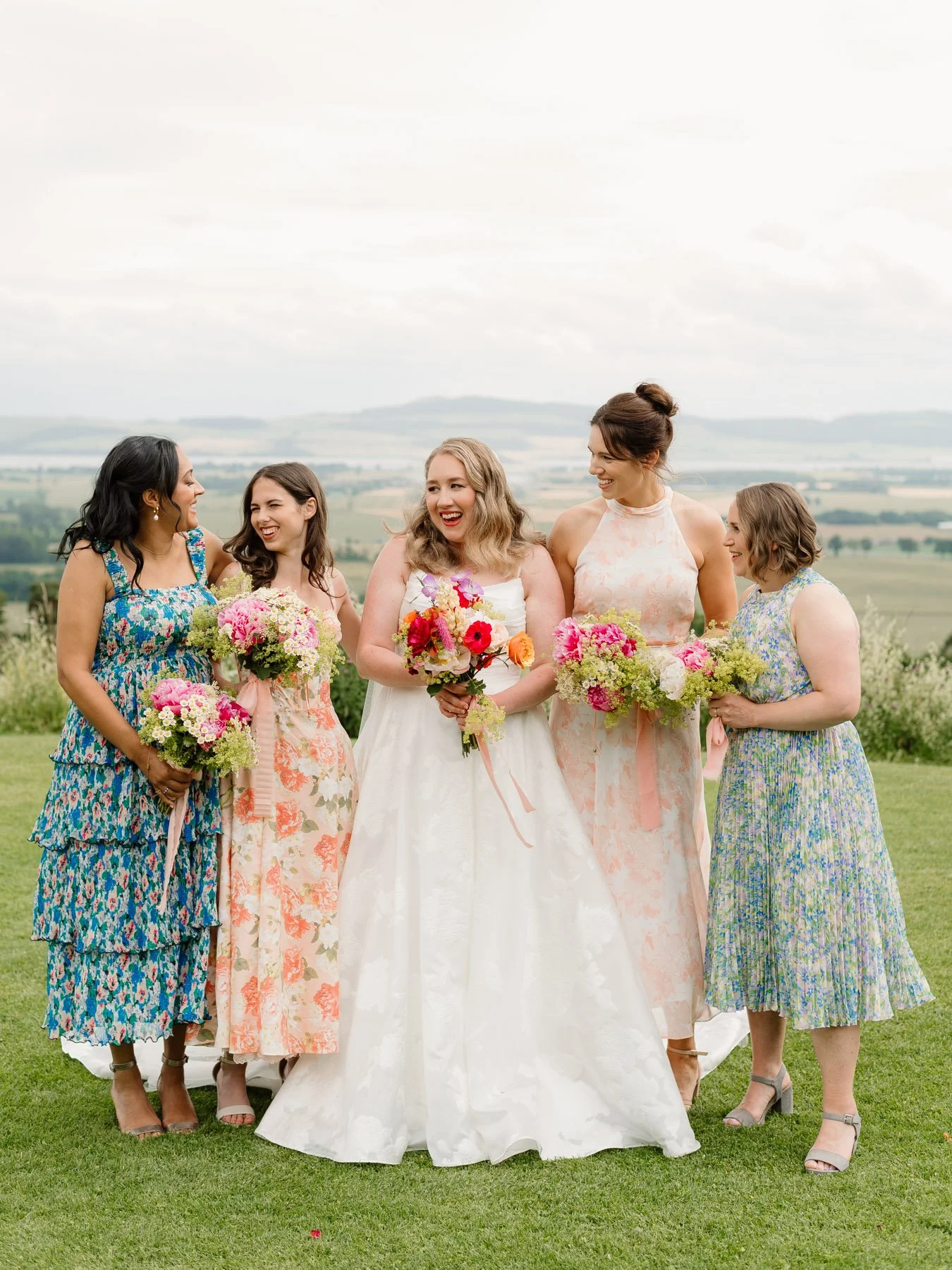 The perfect day to share some love for the ladies that stood by you on your wedding day 🥰 

I always love seeing the friendship between the bride and her closest friends as they get ready together and assist with all the little details on the day th