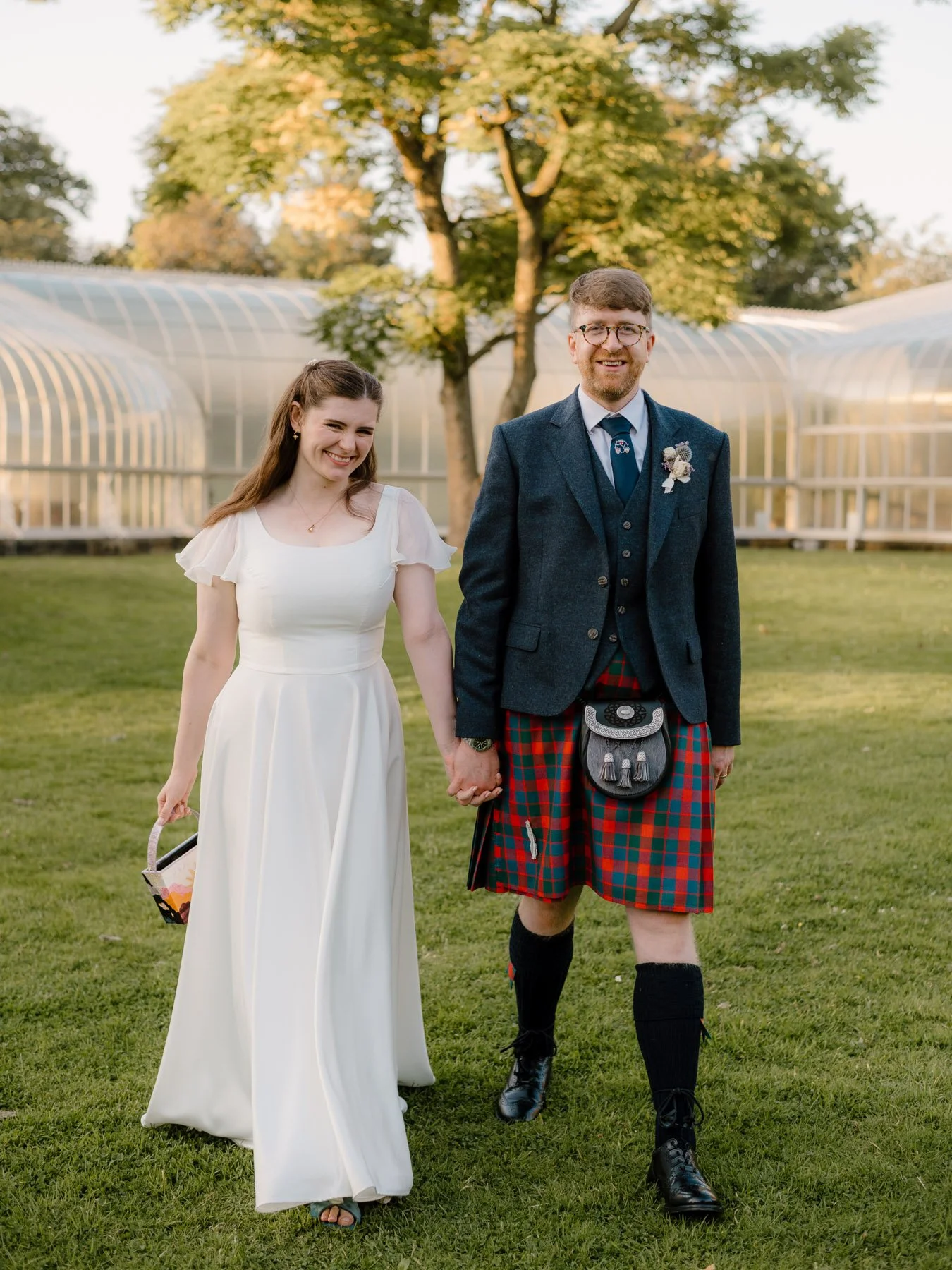 Some cheery faces on this cheery weekend ✨

As the sunset glistened over Glasgow, it seemed an ample opportunity to pop across to the Botanic Gardens after a fabulous day celebrating L&amp;C's wedding at @oranmorweddings. 

For summer weddings, I alw
