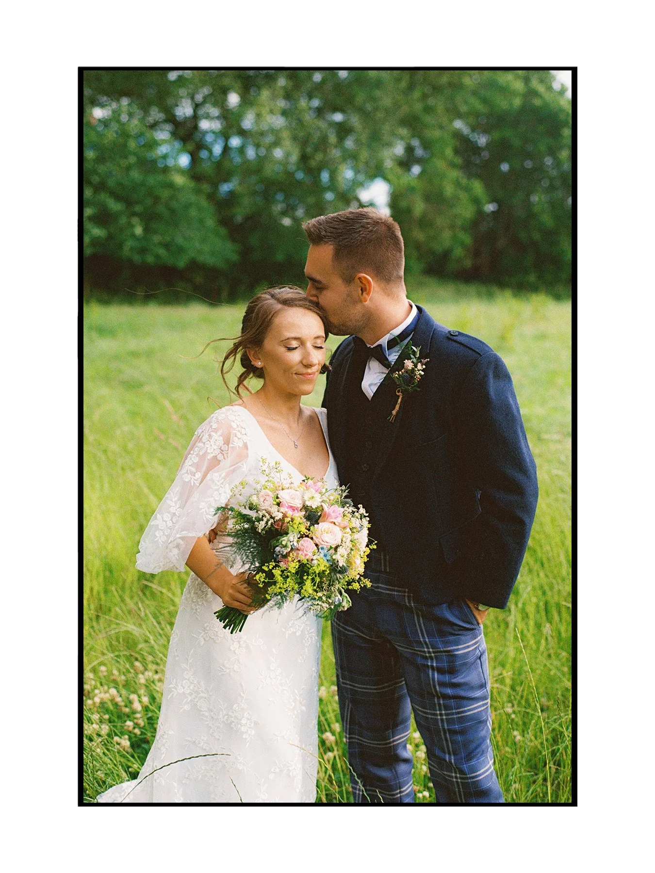 I'm having so much fun working with 35mm film at weddings, having not shot much since my university days. It's difficult to beat that excitement of checking the negs after processing and seeing what magic has come to light ✨

Here's a few favourites 