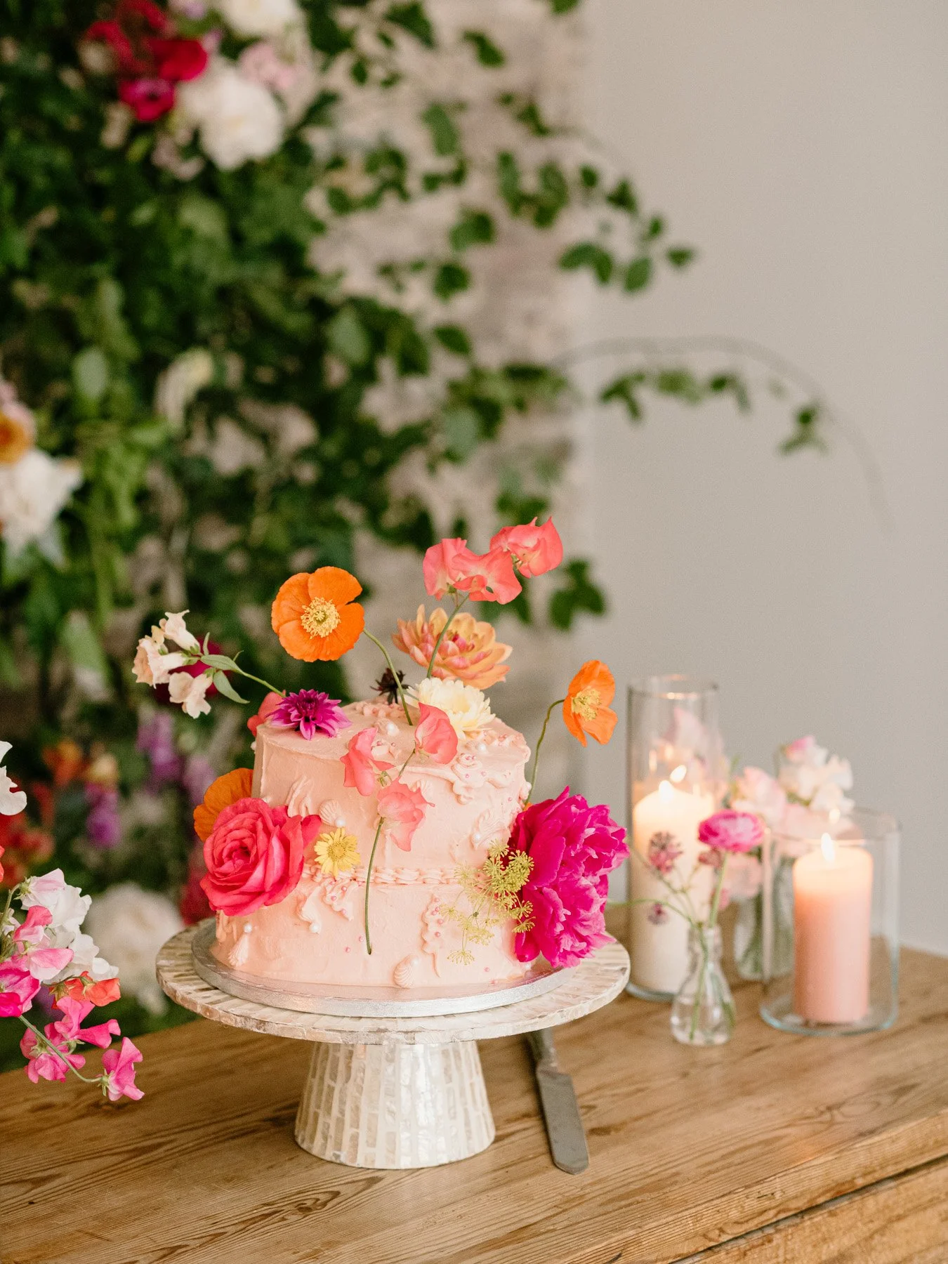 Having been slightly ravenous for baked goods lately, I've been thinking back to my favourite wedding cake made by bride Becci and The Lass O'Gowrie. I love a DIY wedding so it was so exciting to see how Becci decorated various parts of her day at Gu