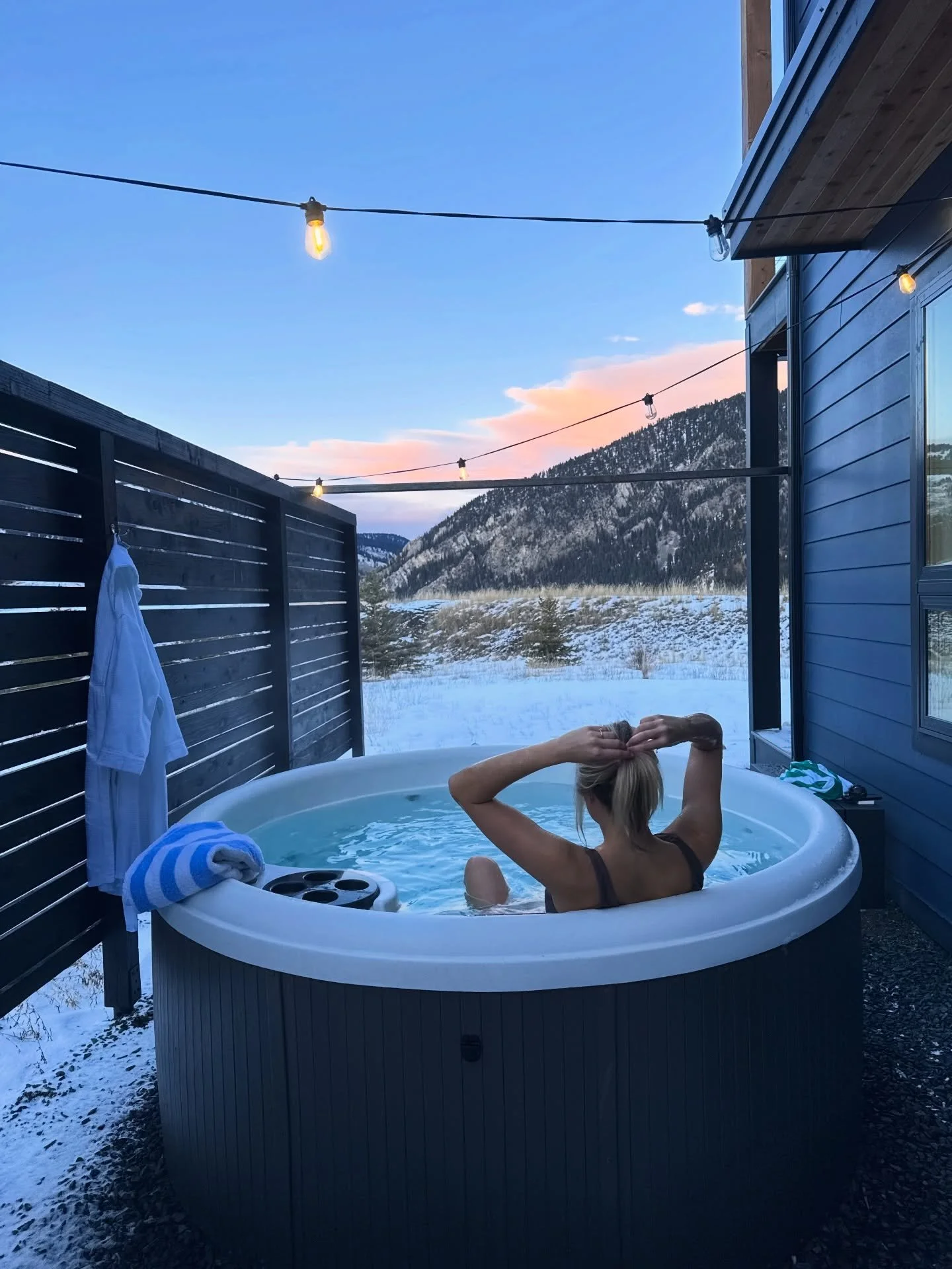 So far so good, 2026🩵 
.
.
#countrymusic #americana #singersongwriter #originalmusic #henrybunny