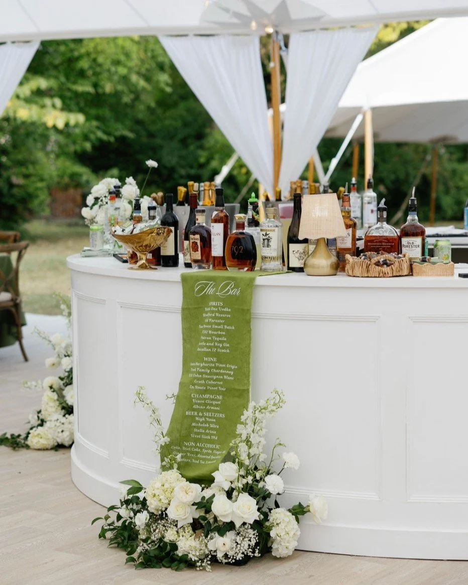 From the aisle to the bar, every floral was chosen to elevate Katie &amp; Andrew's Wedding day!

Planner: @weddingwarrior
Photography: @langthomas_studios
Venue: @petersondumesnilhouse