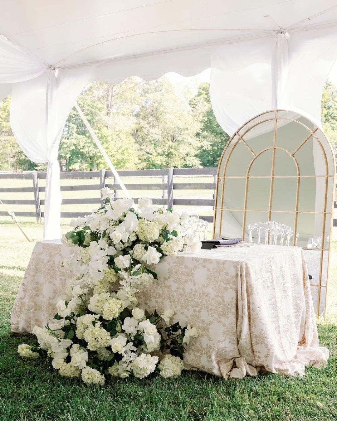 Still not over this one 🤍
Devin &amp; Orion&rsquo;s wedding day, now featured in @kybridemag.

Planning and Design: @christinaburtonevents Photography: @langthomas_studios
Videography: @davewoodlandfilms
Catering &amp; Bar: @volare_itilian_restauran