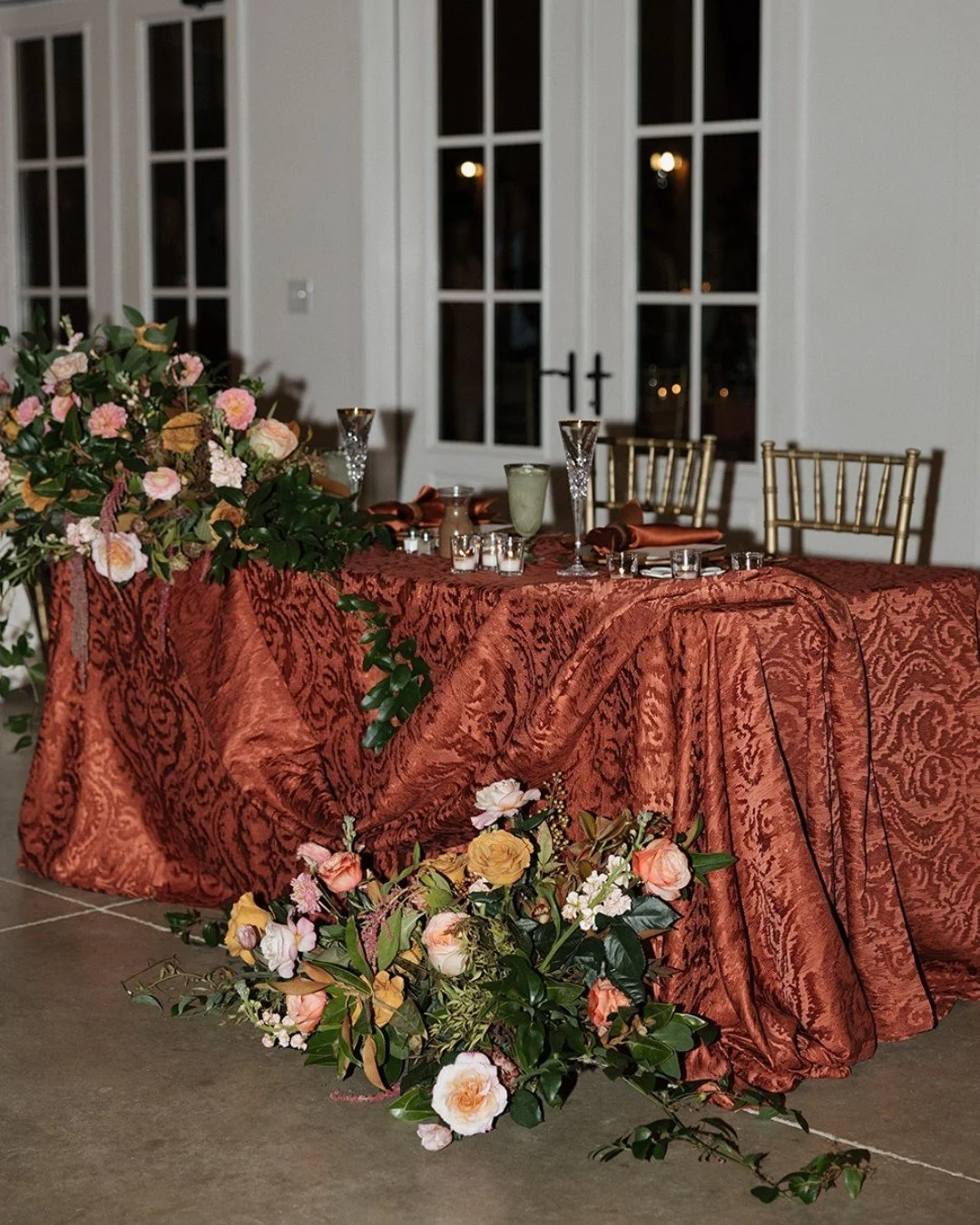 All eyes on the sweetheart table.

Photography: @savhopephotography
Venue: @hazelnutfarmevents
Florals: @zacharybradydesigns