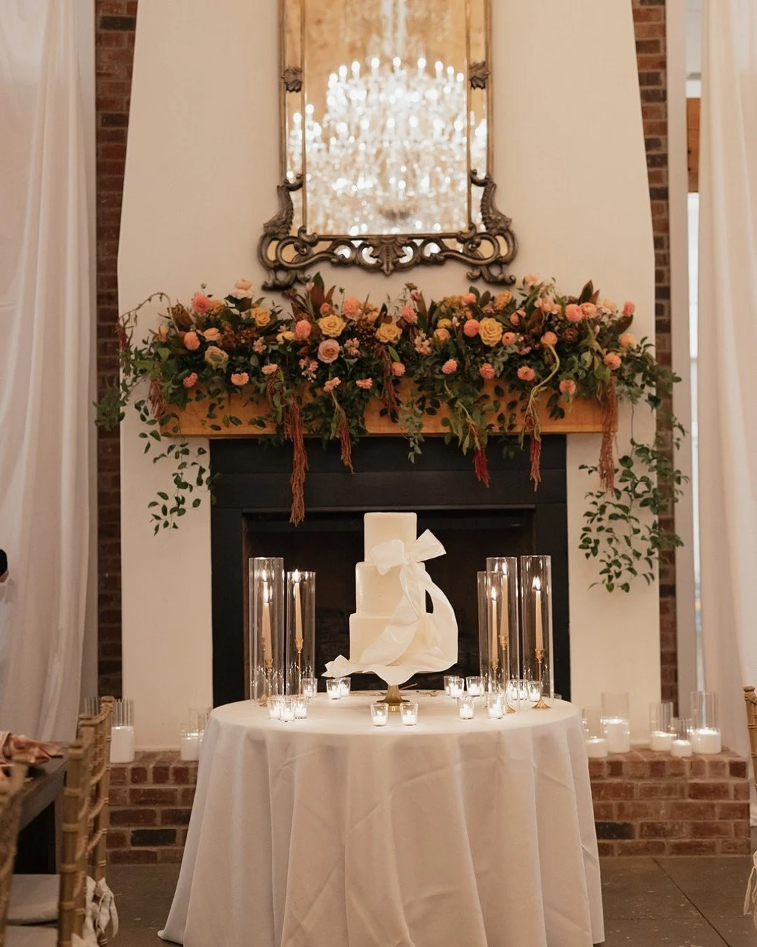 A statement piece. 

Photography: @savhopephotography
Venue: @hazelnutfarmevents
Florals: @zacharybradydesigns