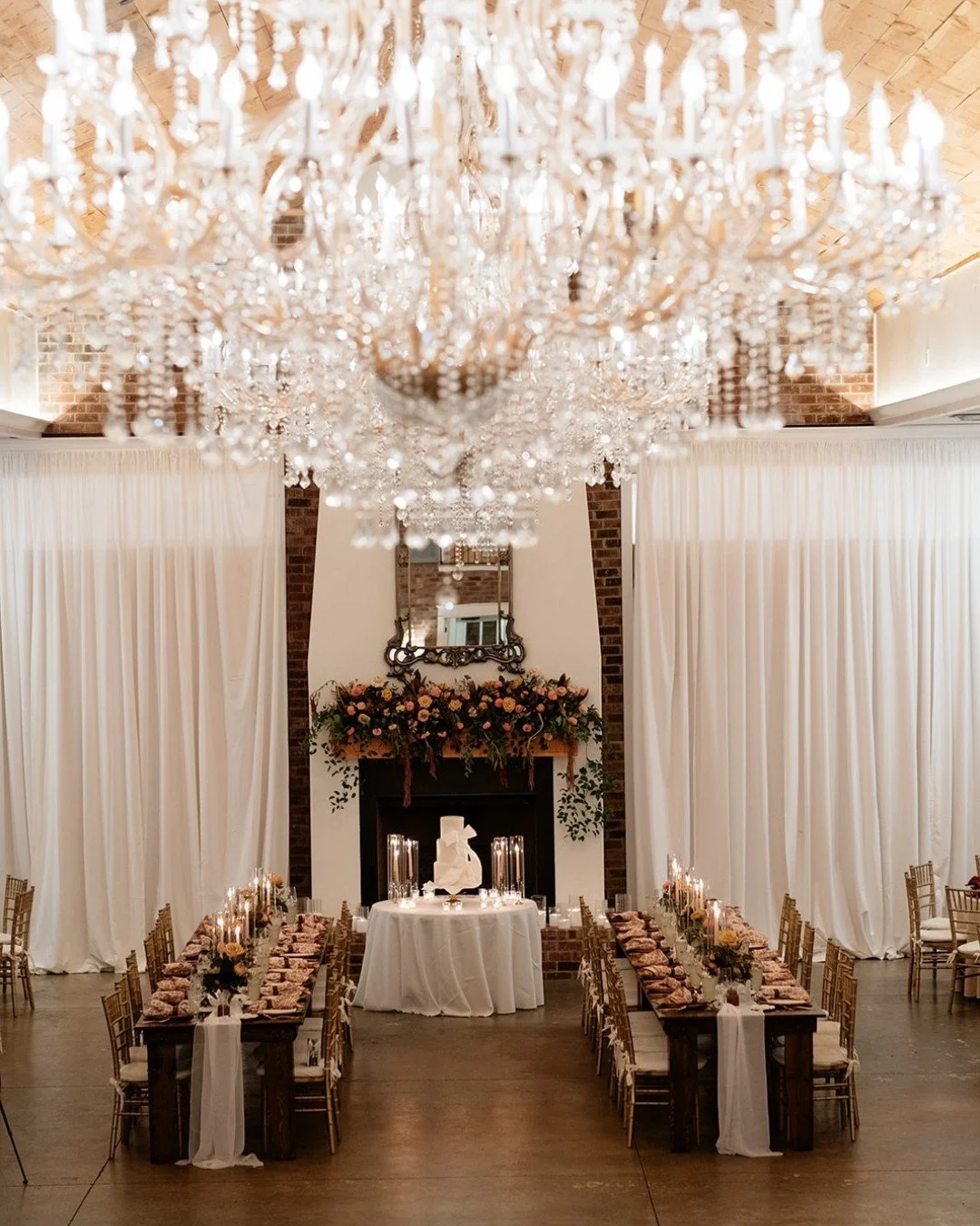 Mantel magic.

Photography: @savhopephotography
Venue: @hazelnutfarmevents
Florals: @zacharybradydesigns