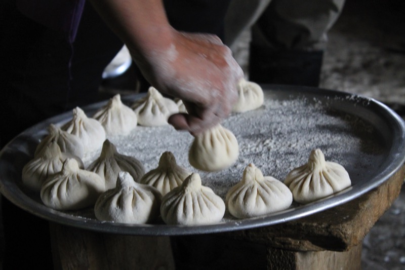 Making khinkali