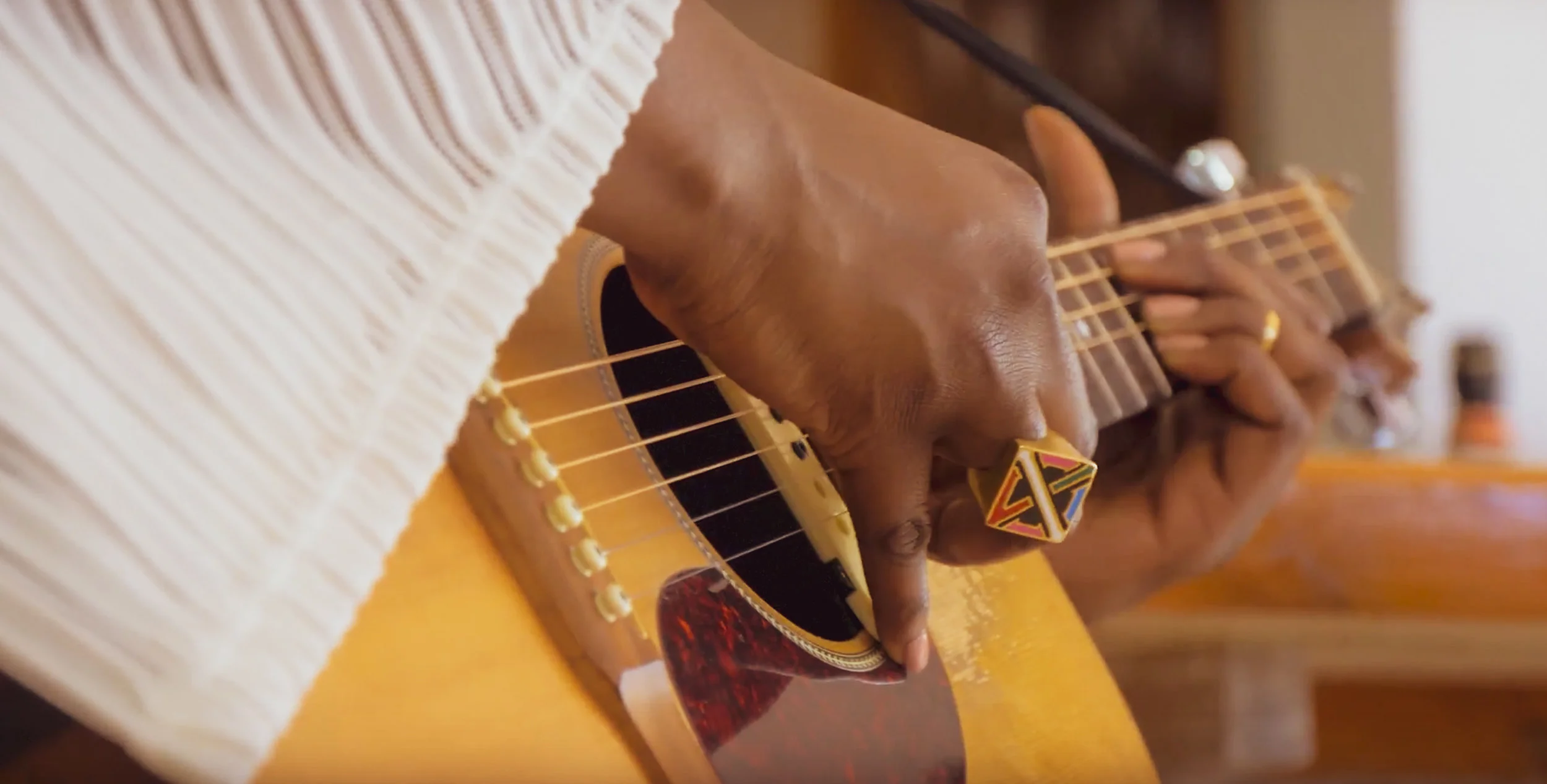 Every strum of Kamilahs' guitar fills the room with crisp, soulful sounds. 