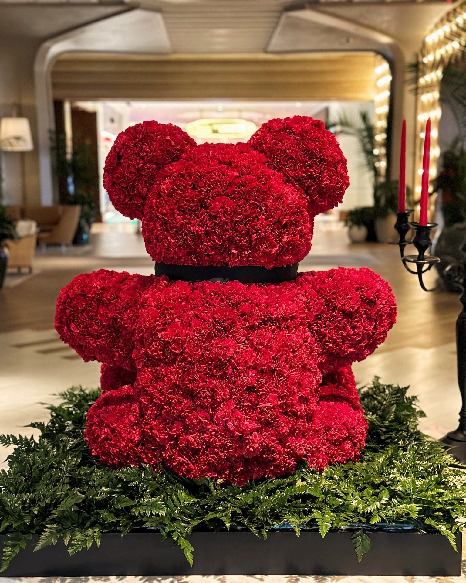 Back by popular demand... 🧸Theodore Teddy ❤️ SWIPE for extra floral hugs. 
.
.
.
.
.
.
.
#caciqueflorals #valentines #valentinesflorals #caciqueinternational #holidayflorals #fridayflorals #florals #hotelflorals #caciquelife #floralwisdom #team #pro