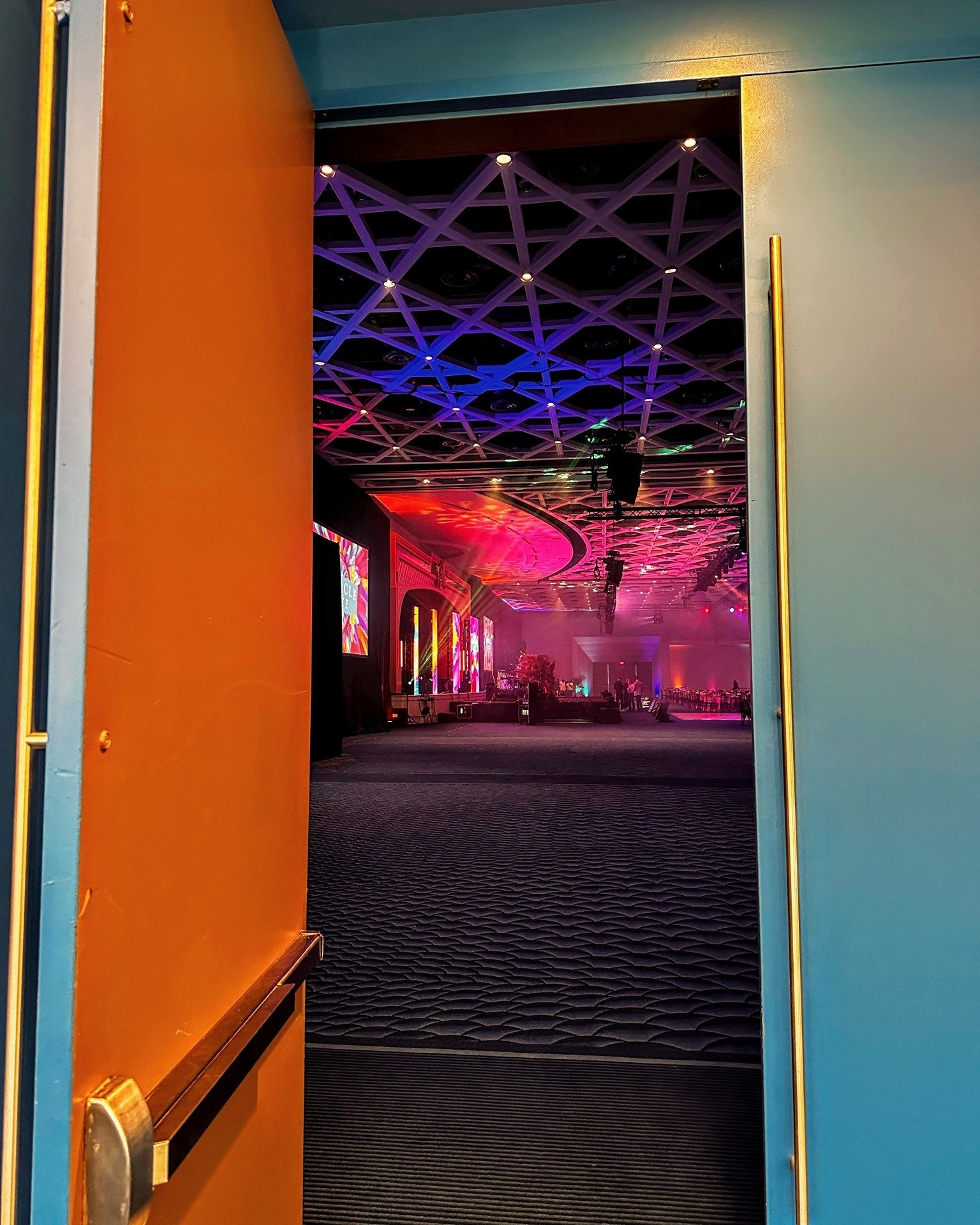 When the first reaction is &ldquo;wow&rdquo;, you know the design is doing its job.

SWIPE to enter as we bring together lighting, tablescaping, floral design, and the joyful energy of Junkanoo to create a moment that moves with colour, rhythm, and m