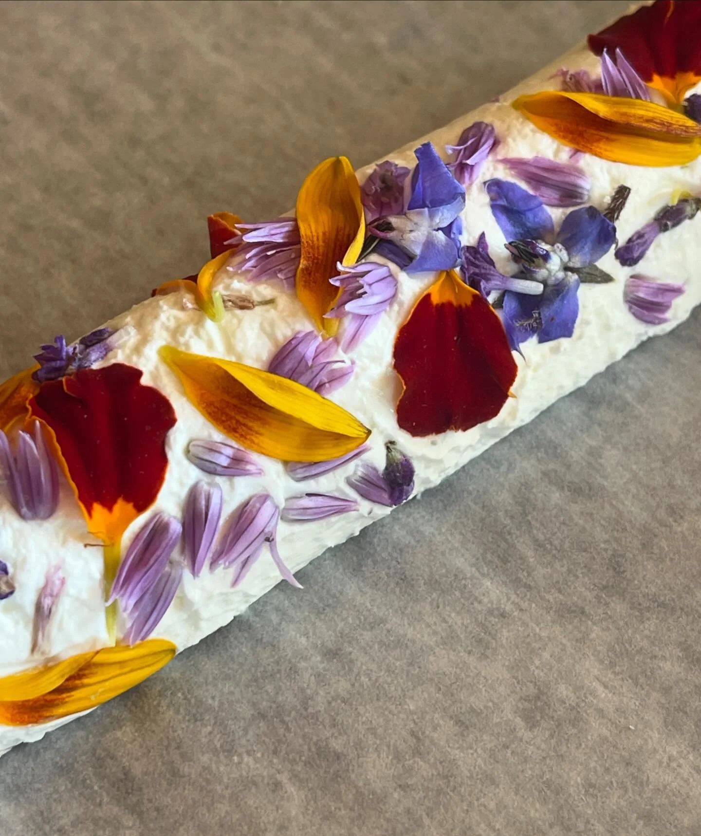 Wonderful day spent at @arrowheadranchcamano learning &ldquo;The Art of Fresh Cheese&rdquo; from the best (@cheesemakermeghan)!
Delighted to see she had a wonderful assortment of edible flowers, lemons, fresh herbs, and spices to add to our creations