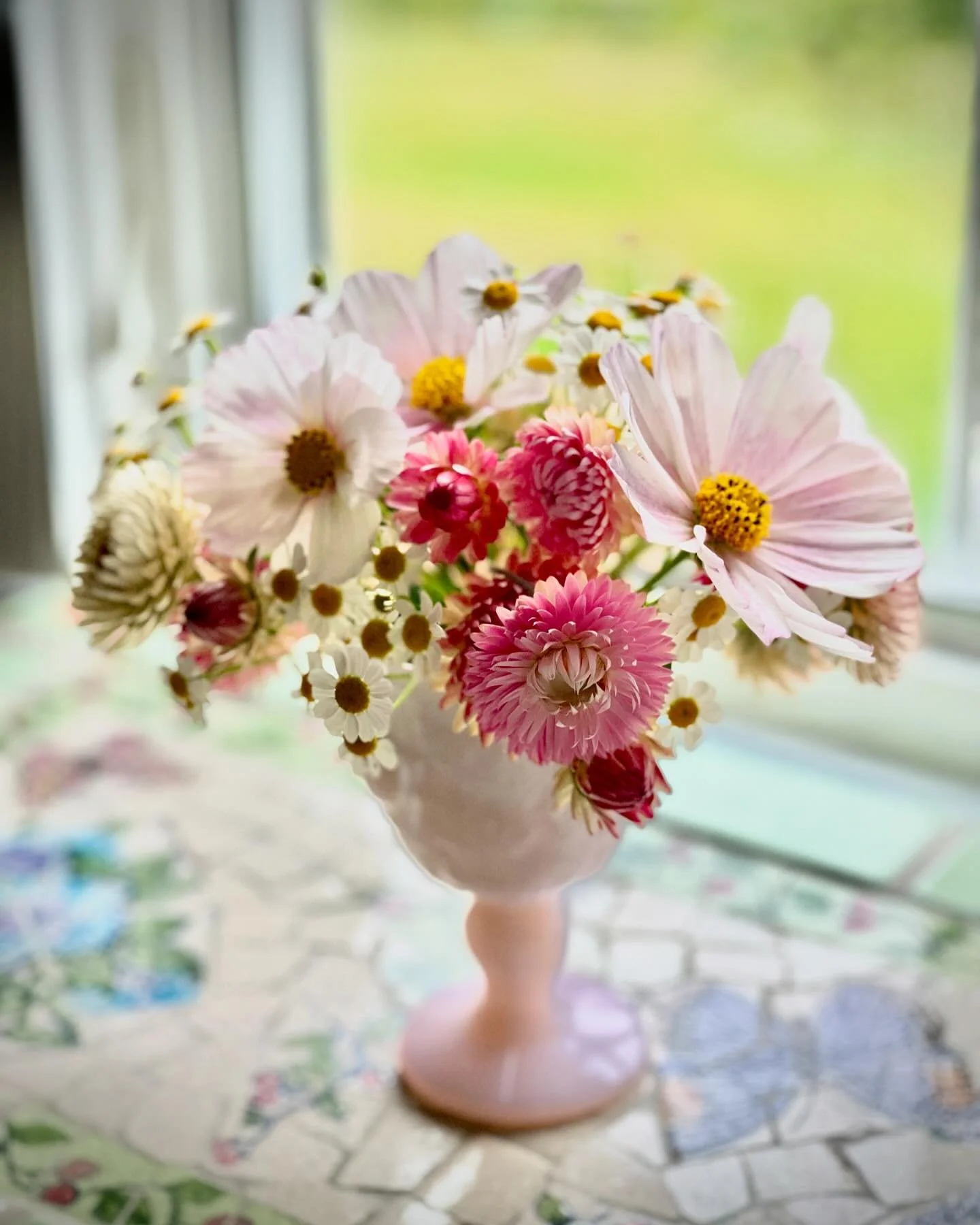 Flowers that always make me happy:
&bull; Pink flowers (like Cosmos)
&bull; Everlasting flowers (such a Strawflowers)
&bull; Flowers that have healthy properties (Feverfew)

In the second pic I turned around after shutting off the floral shop in the 