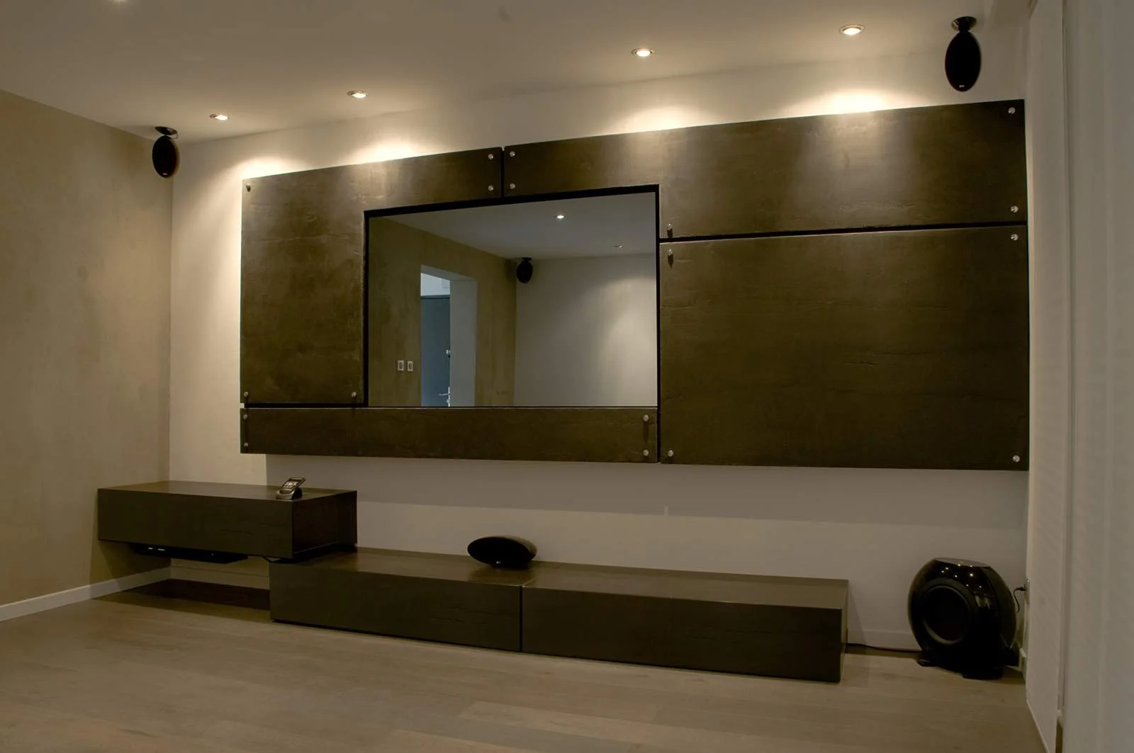 300 MIRROR TV.jpg