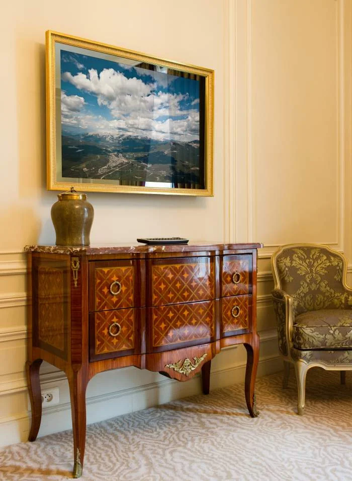MIRROR TV ON WALL WITH FRAME2.jpg
