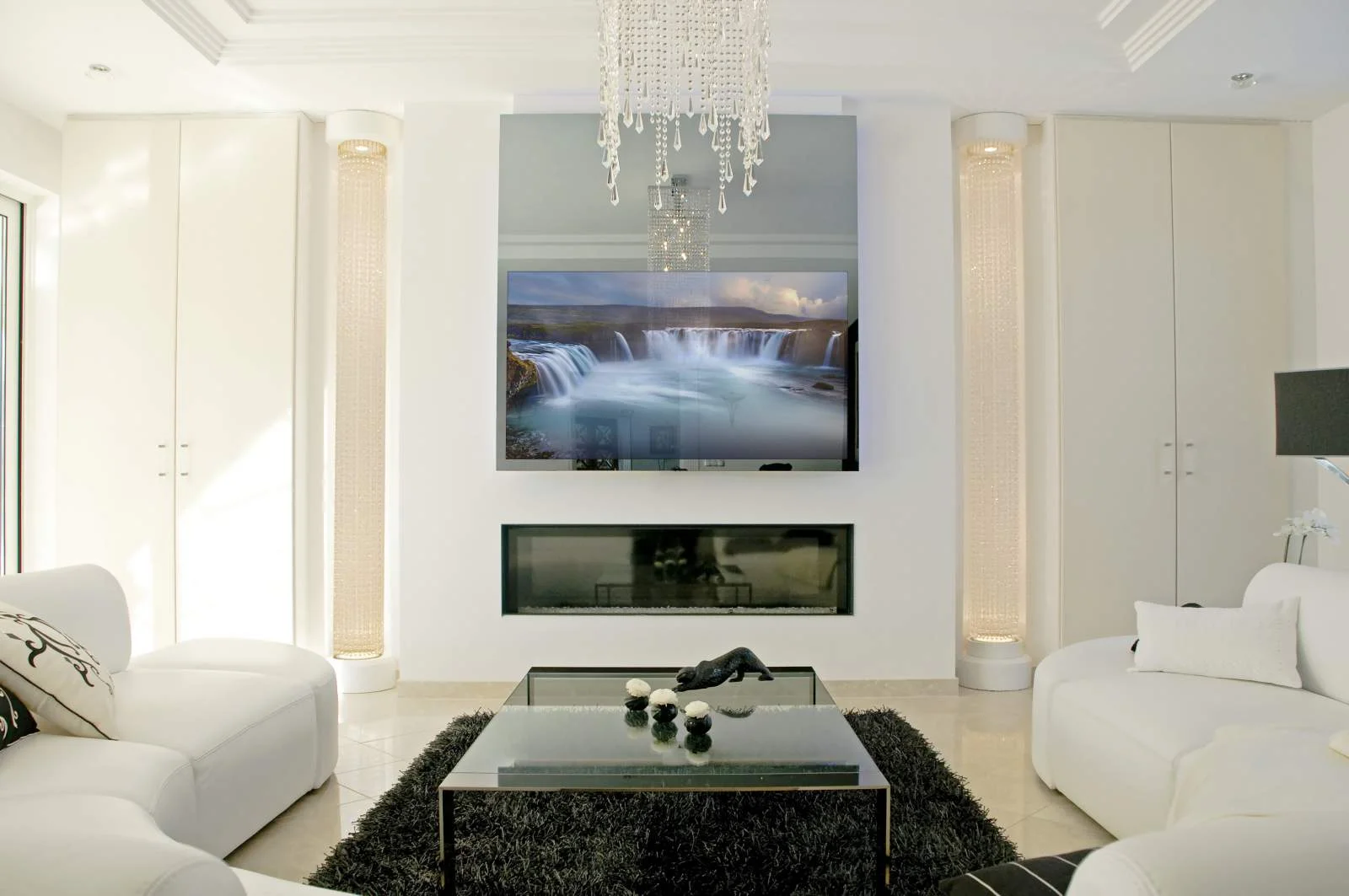 MIRROR TV IN WALL ON.jpg