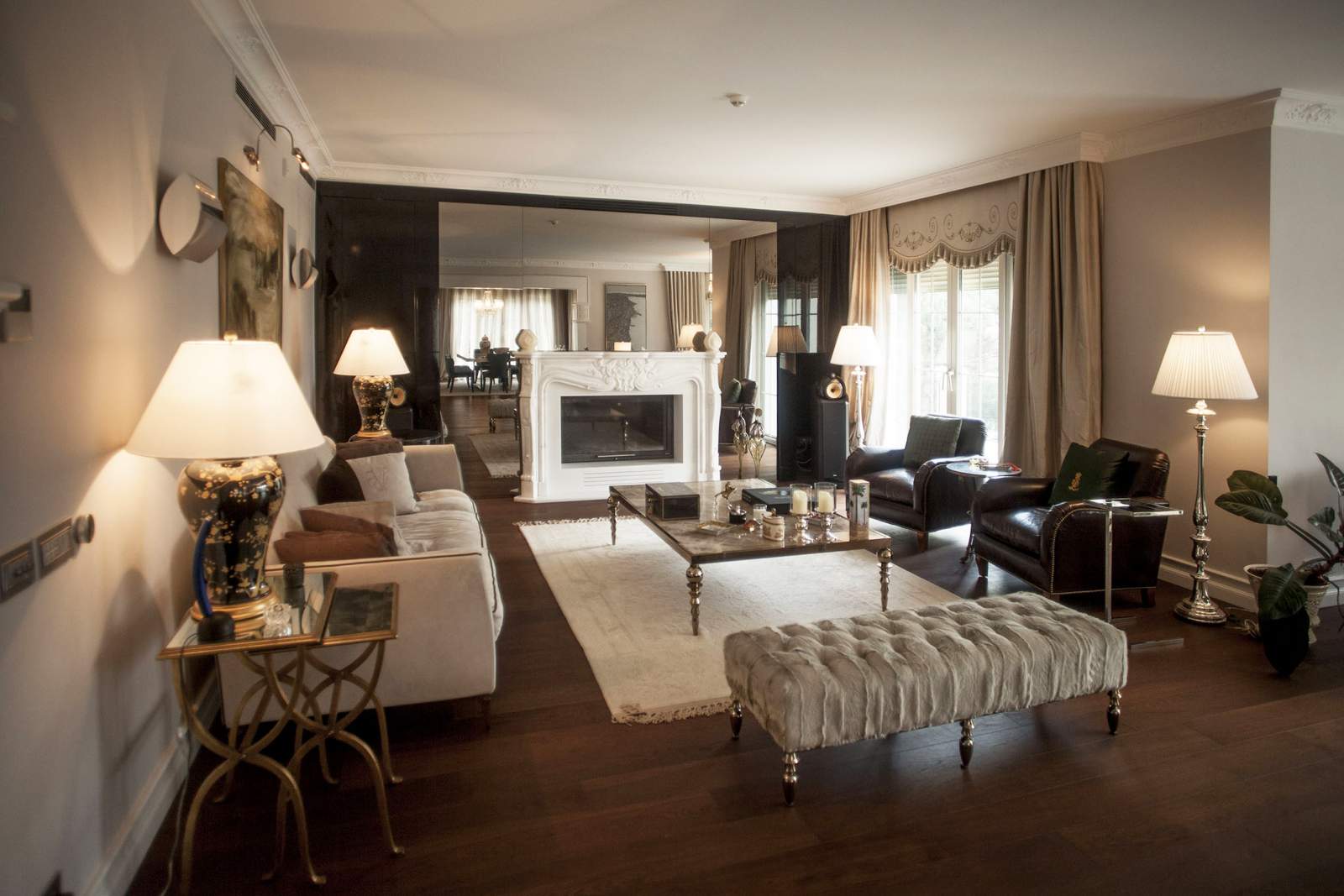 LUXURY LIVING ROOM MIRROR TV1.jpg