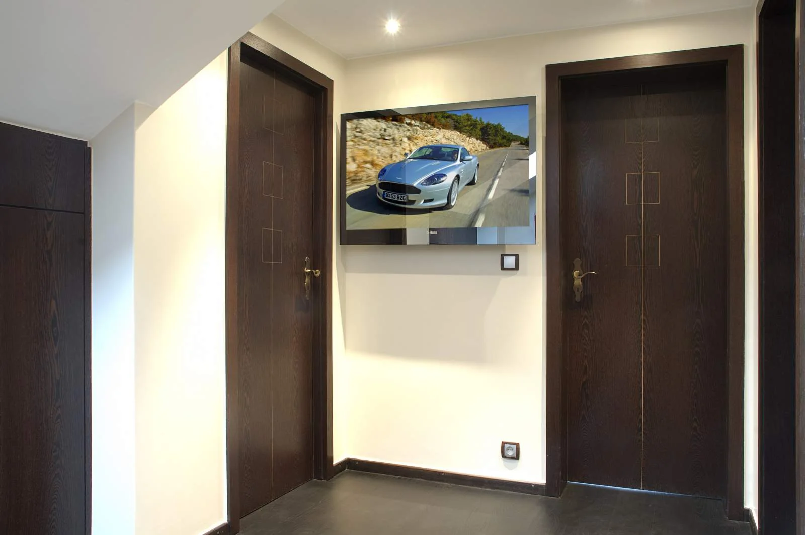 MIRROR TV ON WALL..jpg
