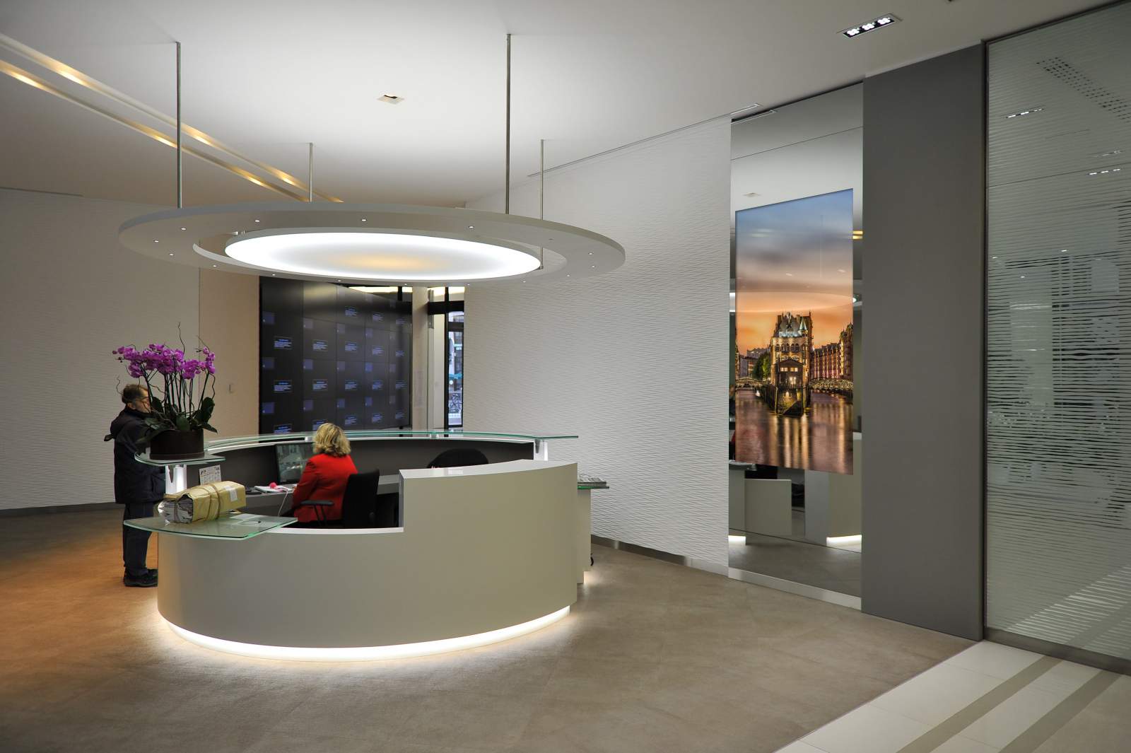 MIRROR TV SCREEN IN RECEPTION.jpg