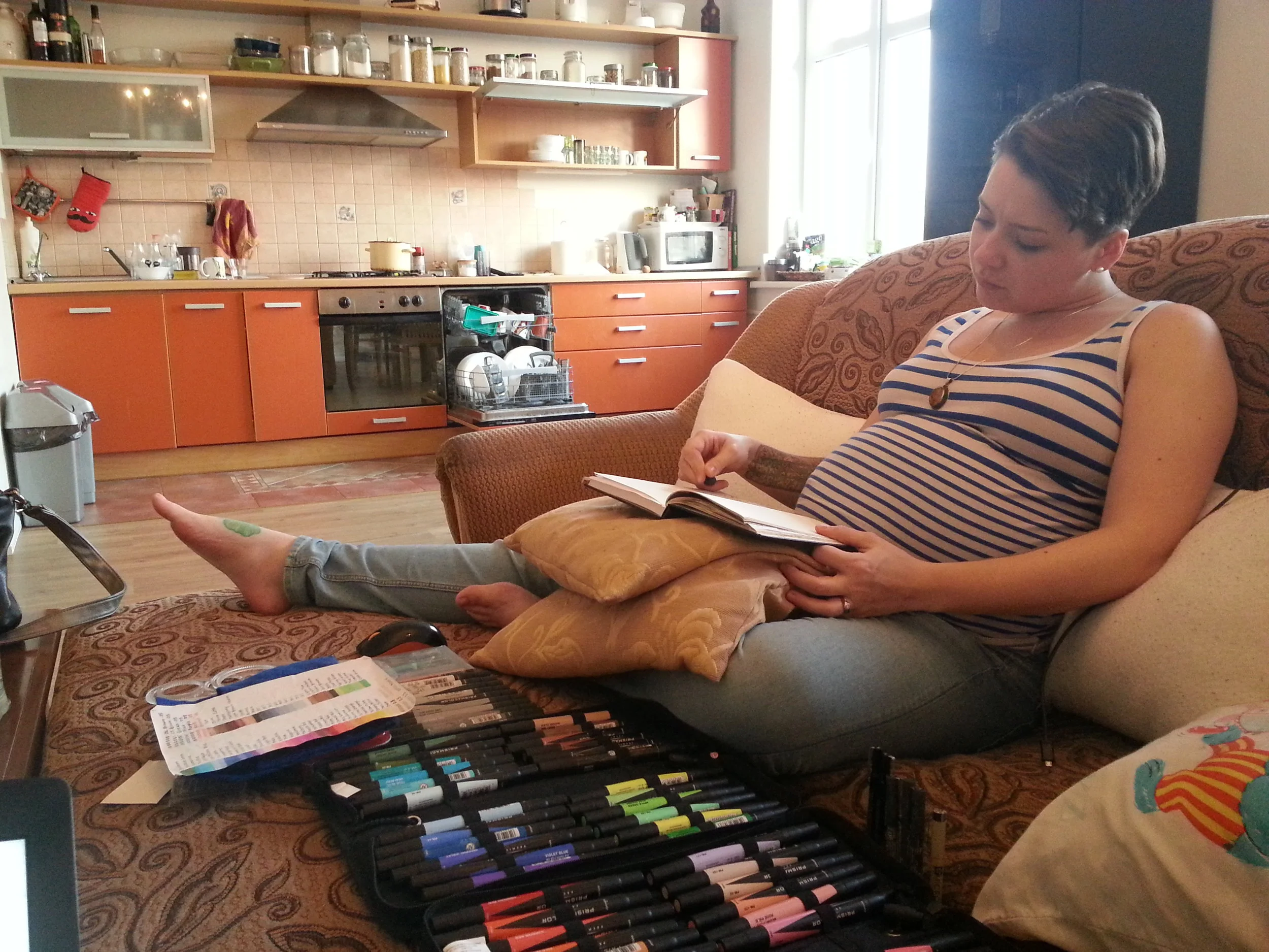 Super pregnant, super sassy -- now featuring artistry!
