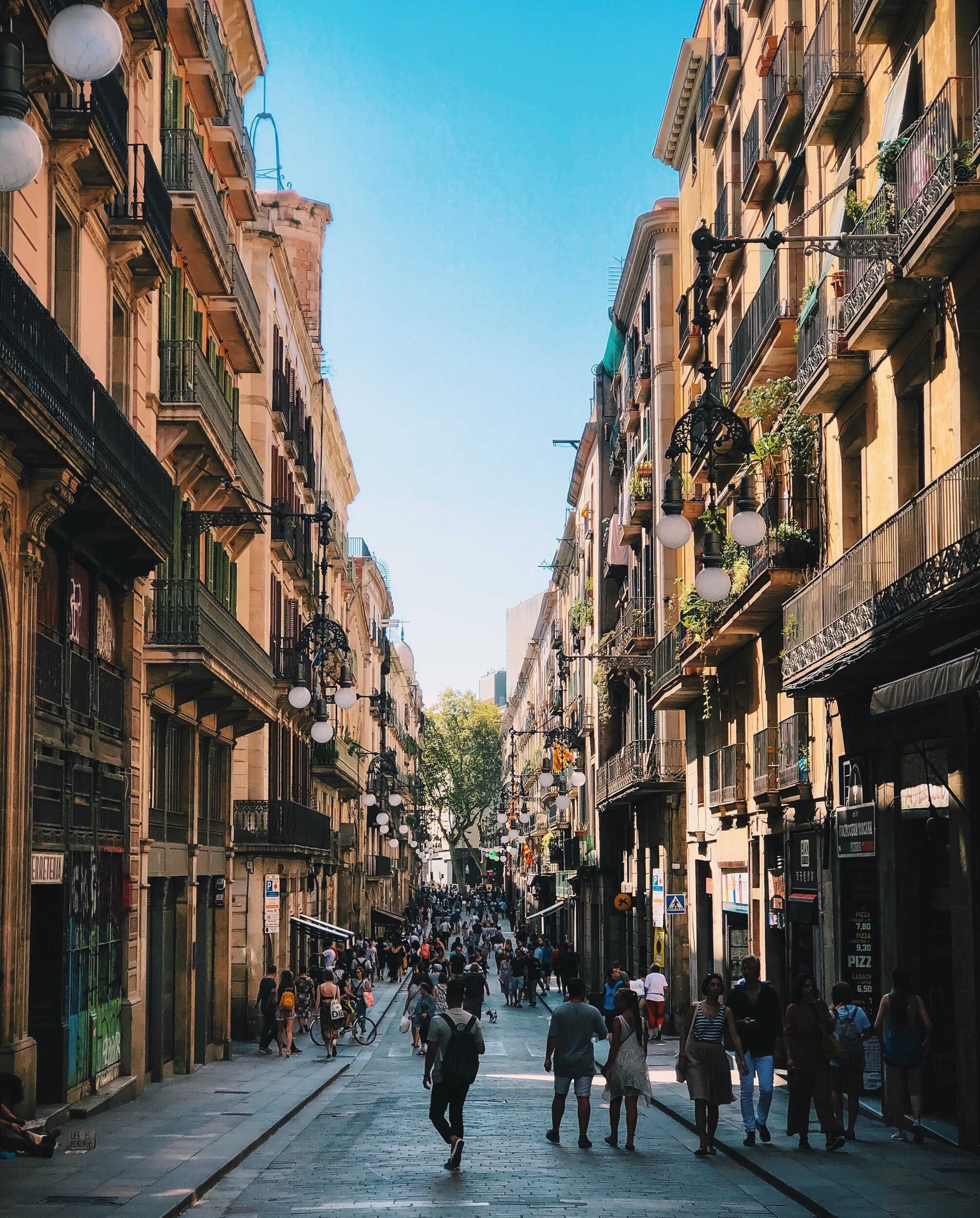 A photo from my first day of classes last week, fall in Barcelona looks a lot different than any other place we’ve lived in. The knowledge depression is approaching makes the transition from vibrant summer to the beautiful decay of autumn bittersweet.