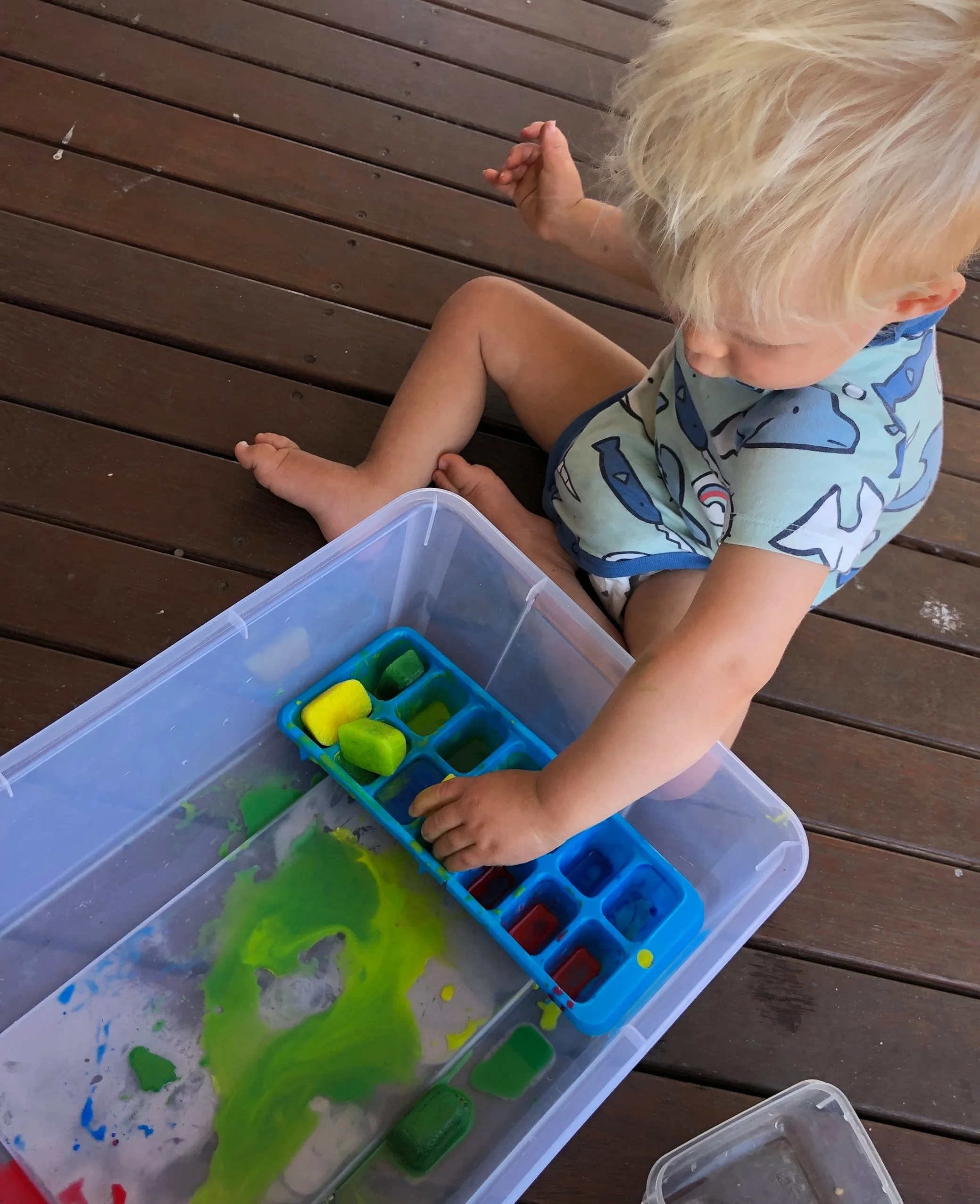 A tray keeps the colours confined.