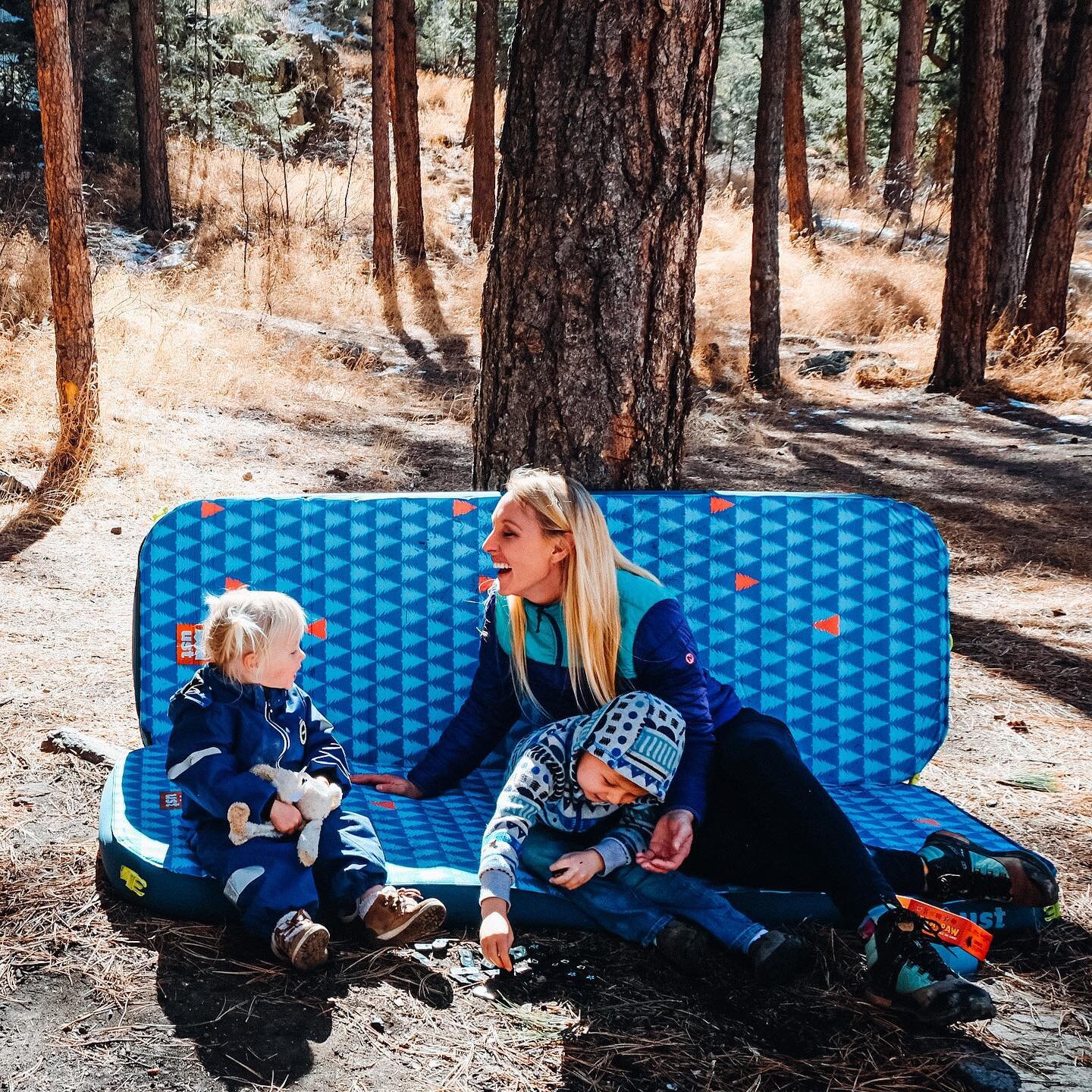 🦄 GIVEAWAY TIME!! 🦄 Mom and Dad finally upgraded their mattresses, and now @ustgear wants to upgrade your kit too!
.
Last summer we FINALLY HAD IT with our backpacking air mattresses. Sure, they're lightweight and small and work just fine for backp