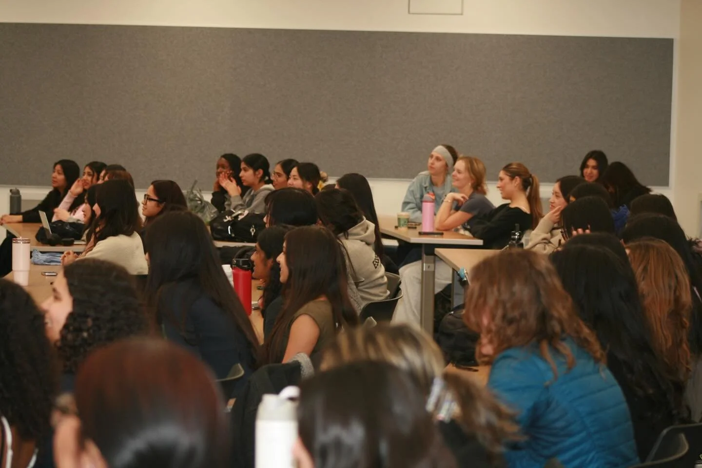 👩&zwj;💼🎤 Our second general meeting had guest speaker Avalon Fenster come in and share valuable advice with DWIBers! Avalon encouraged everyone to be confident and step outside of their comfort zones during networking. A huge thank you to @interns