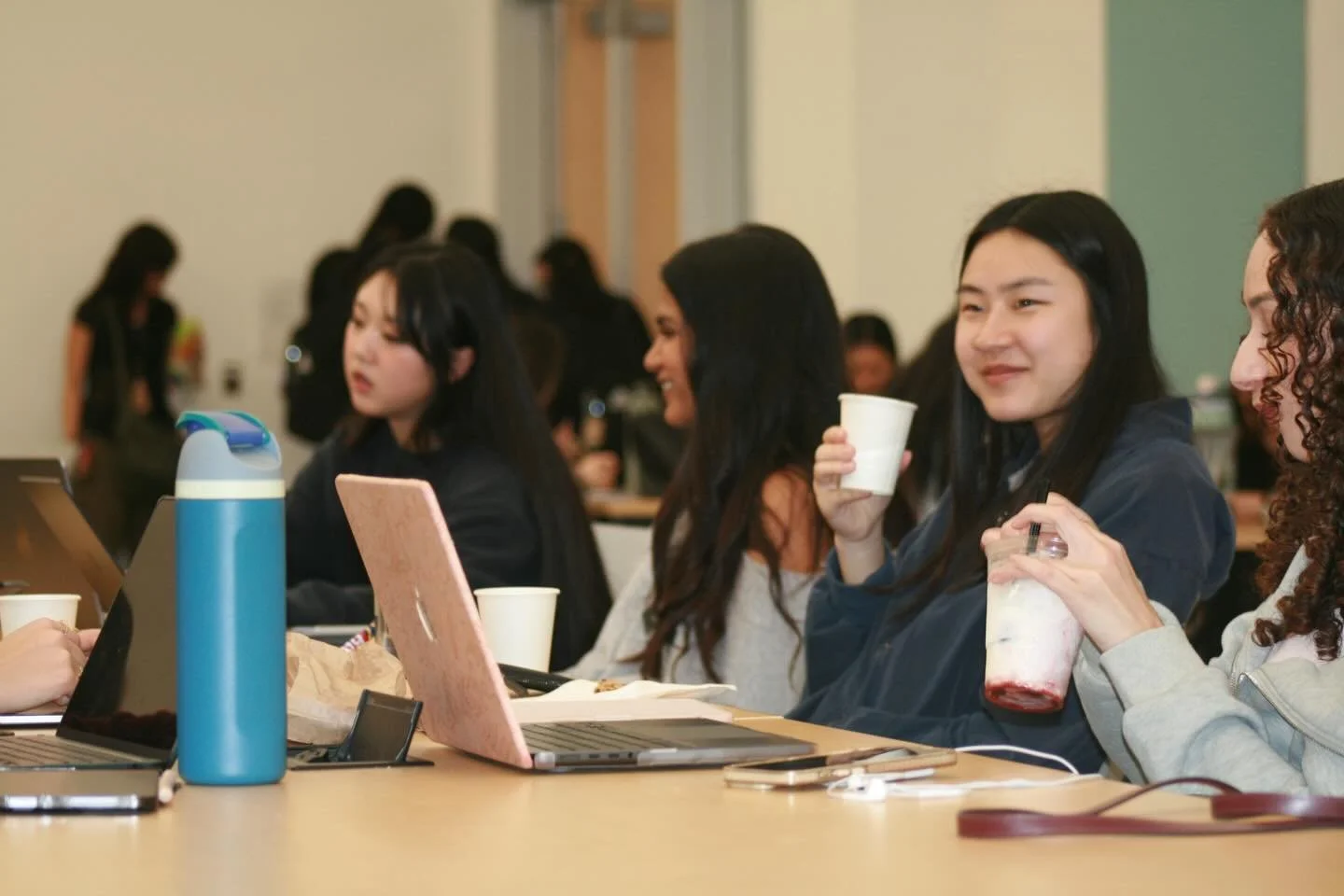 ⚡️💡We had a charged study social with @redbull last week! Our DWIB members locked in over cookies, conversation, and of course, energy drinks! Thank you to everyone for coming and good luck on midterms!!

#RedBull #UCDavis #DavisWomenInBusiness #DWI