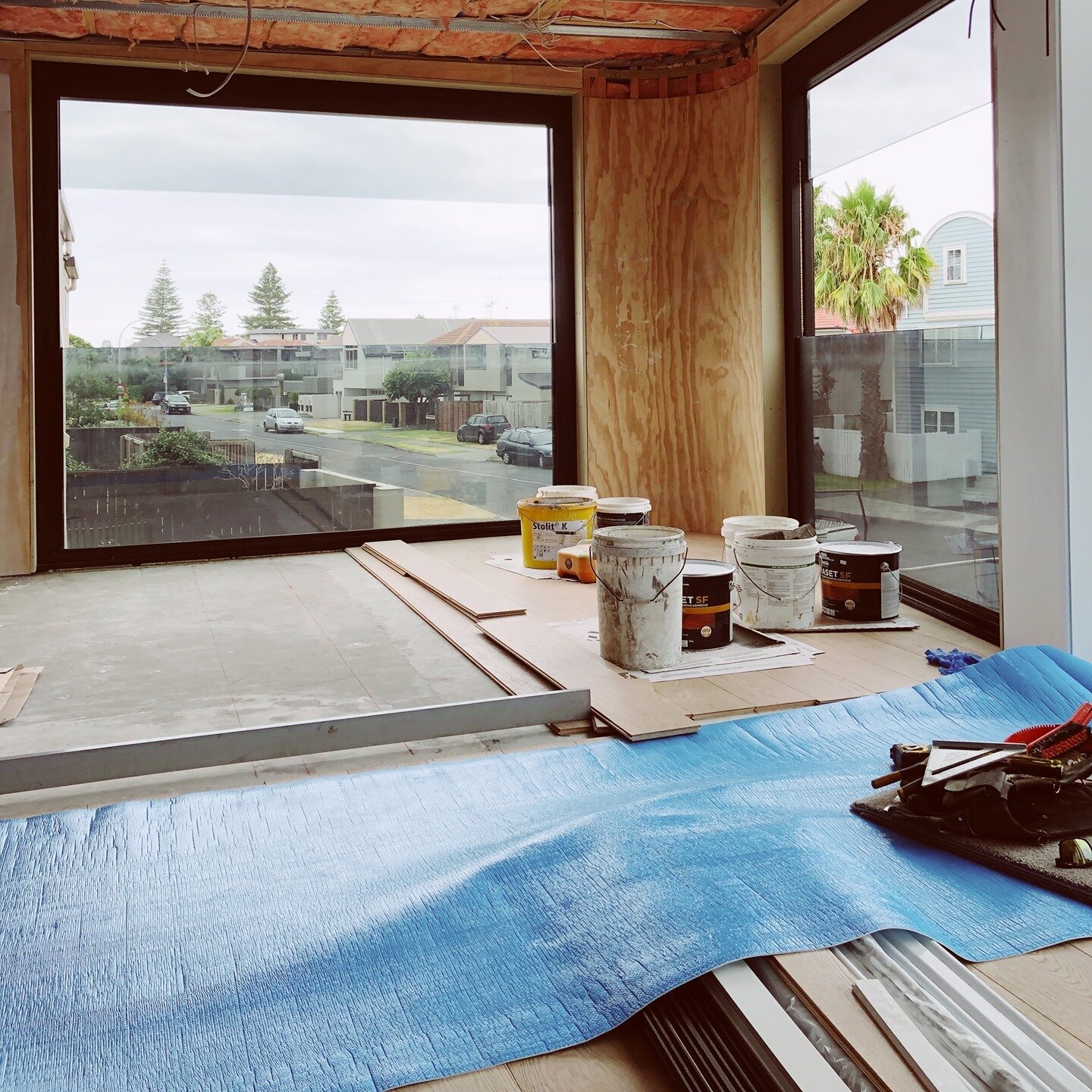 Engineered timber flooring being installed.⁠
Multiple buckets were used filled with sand or water to hold the boards in place overnight until the glue had set. Good thing the beach was close by. 🏖️⁠
⁠
@forteflooring⁠
⁠
#engineedfloor #timberfloor #f