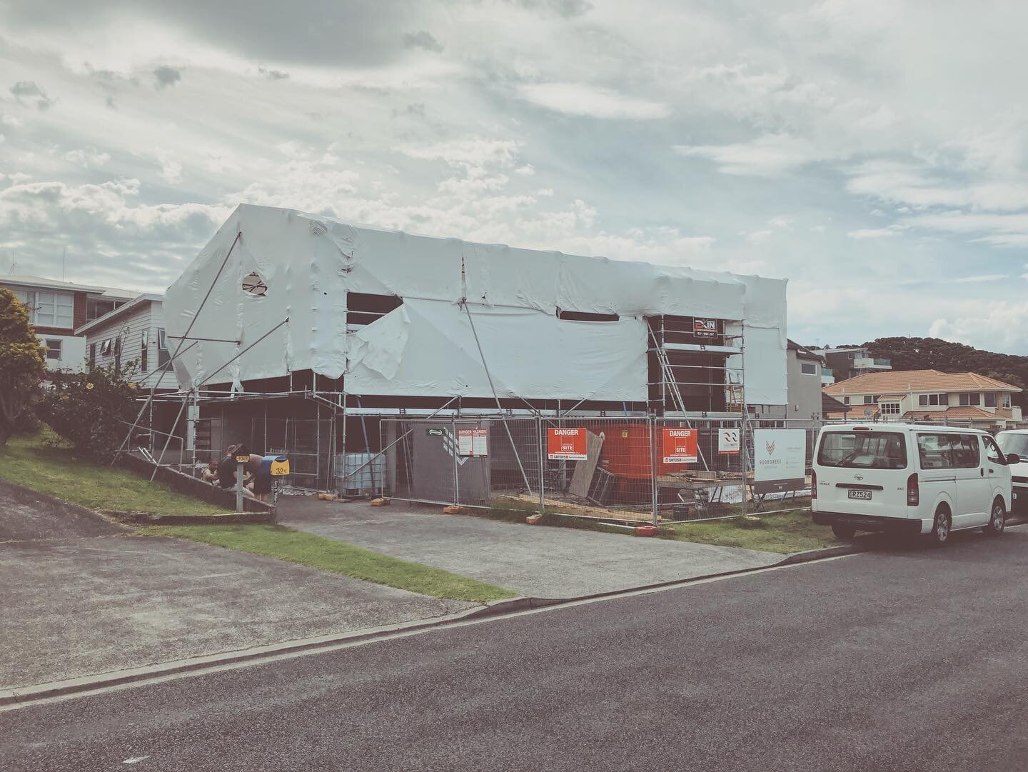 The unveiling. The street-goers finally get to see what's been hiding under the shrink wrap.⁠⠀
⁠⠀
#reveal #building #shrinkwrap #scaffolding #renovation #construction #mountmaunganui #tauranga #localbuilder #builder #90degreesconstruction #nzarchitec