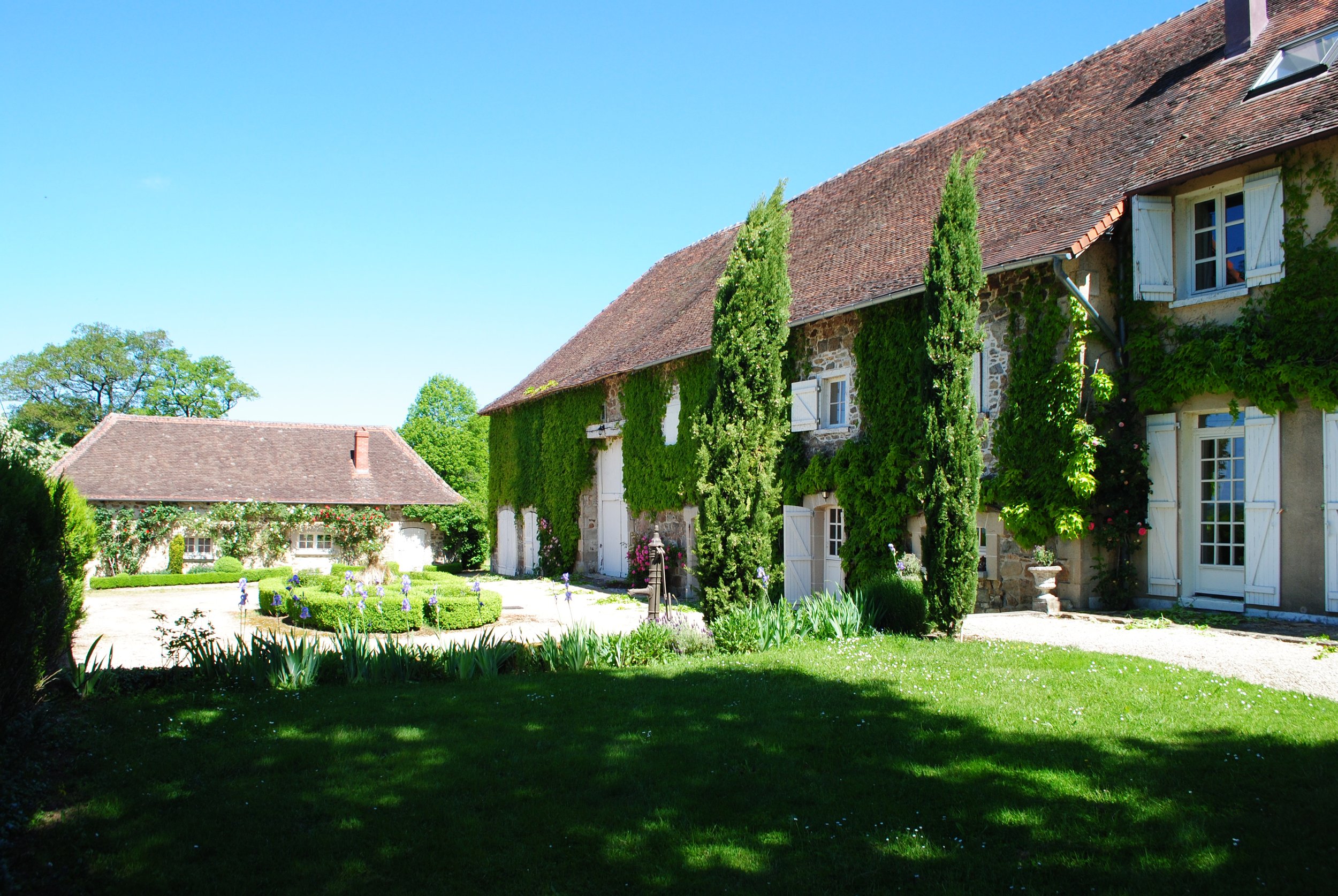 View of front courtyard, credit Clio Wood (2).JPG