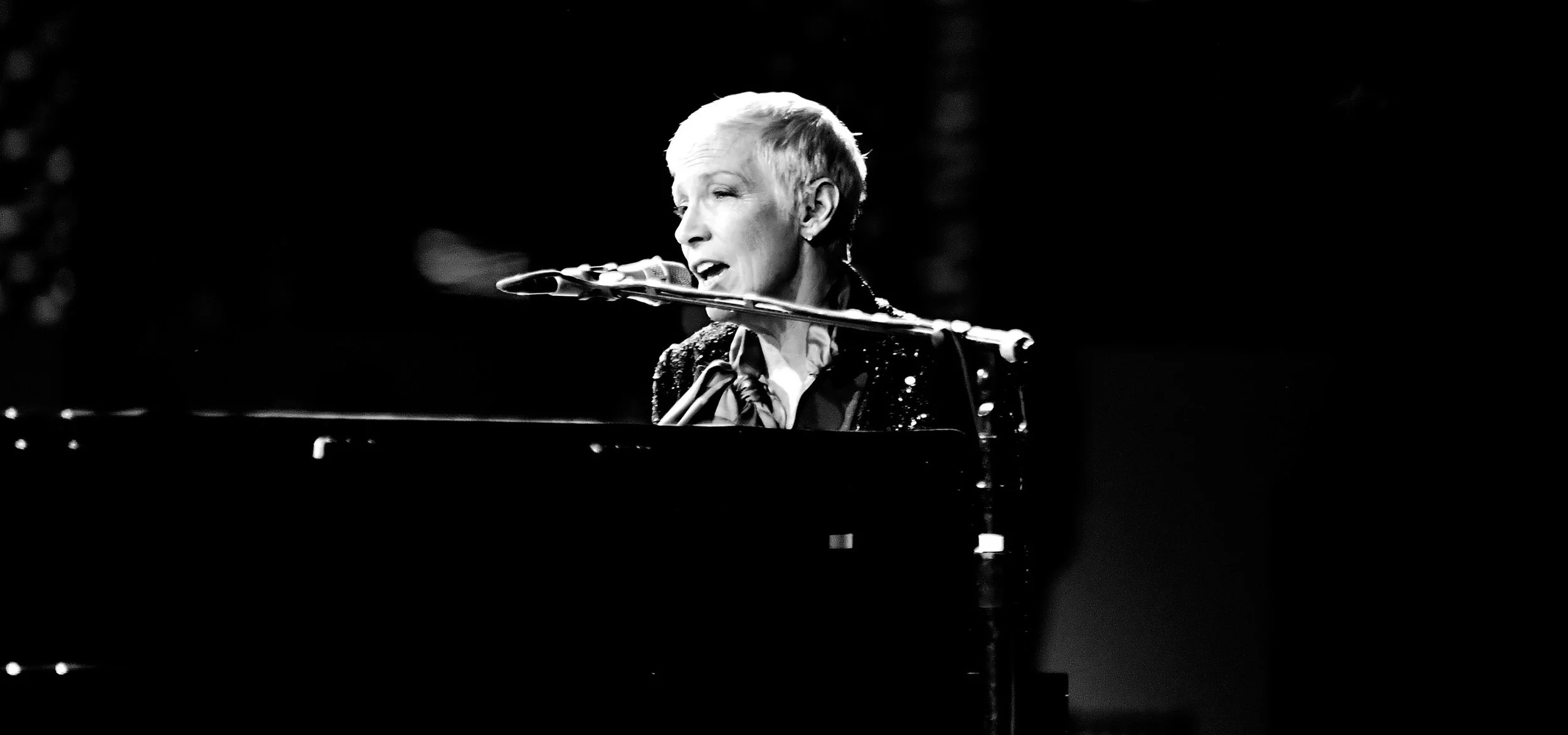 AnnieLennox_2018_2560x1200.jpg