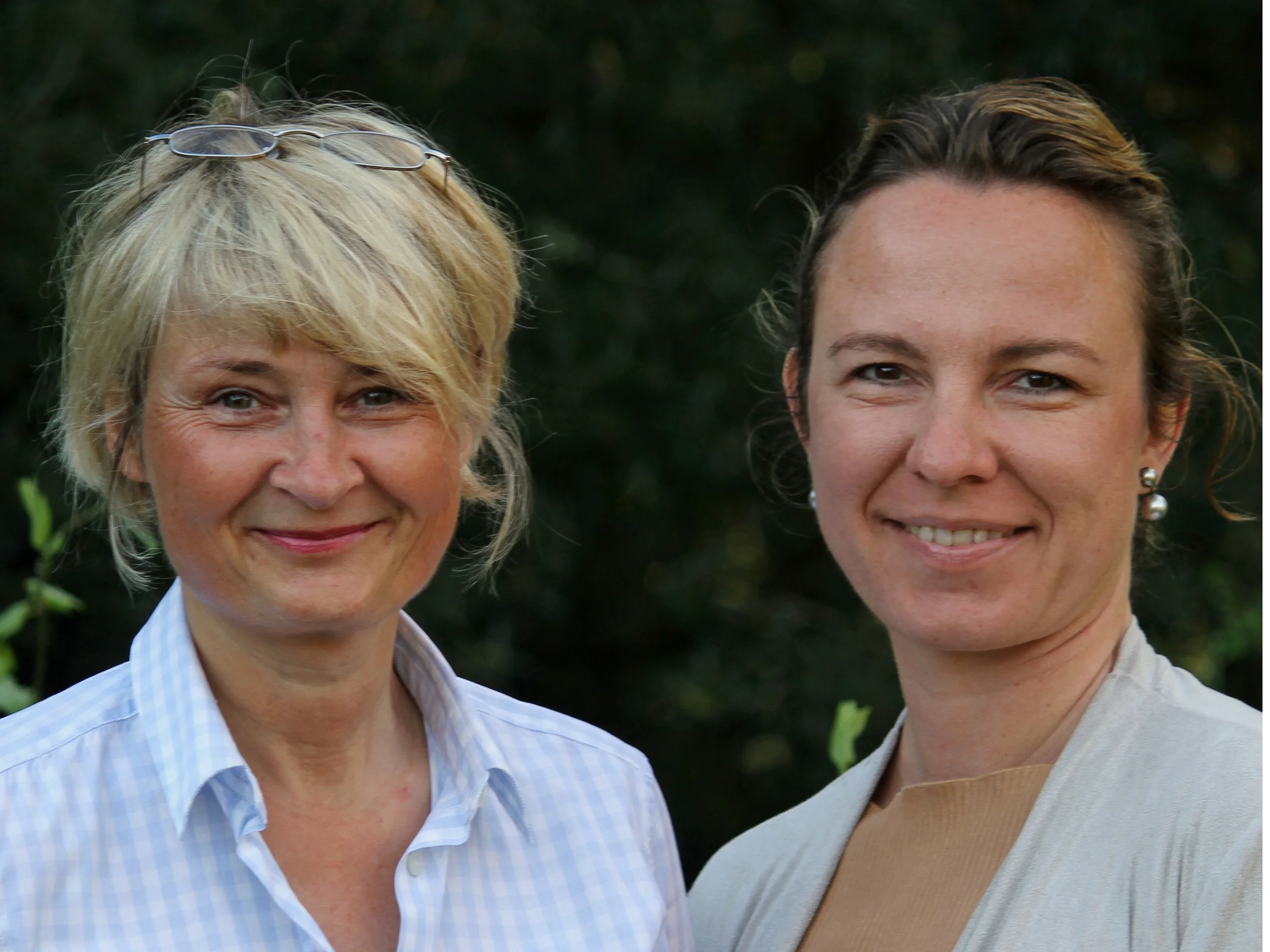 Kerstin Esser Kerstin Esser ist Certified Facilitator (ITW), Lehrcoach und Coach (vtw) und lebt und arbeitet seit 2011 ganzjährig auf Mallorca. Kerstin liebt Bewegung in der mallorquinischen Natur. Angela Frauholz Angela Frauholz ist Systemischer Coach, NLP-Master, Coach für The Work of Byron Katie (vtw), Wingwave-Coach, seit 2003 in eigener Coaching-Praxis in Düsseldorf tätig, liebt Samos & Swingolf.