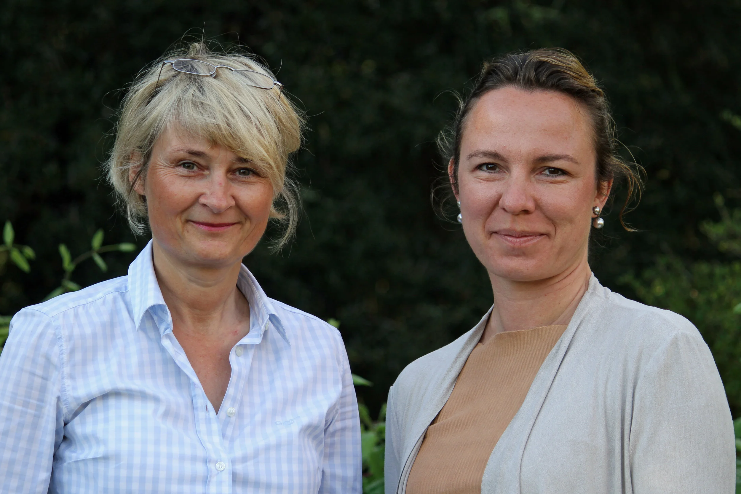 Angela Frauholz (links im Bild) Angela Frauholz ist Systemischer Coach, NLP-Master, Coach für The Work of Byron Katie (vtw), Wingwave-Coach, seit 2003 in eigener Coaching-Praxis in Düsseldorf tätig, liebt Samos & Swingolf. Kerstin Esser (rechts im Bild) Kerstin Esser ist Certified Facilitator (ITW), Lehrcoach und Coach (vtw) und lebt und arbeitet seit 2011 ganzjährig auf Mallorca. Kerstin liebt Bewegung in der mallorquinischen Natur. Wir sind Expertinnen für die Themen Dankbarkeit, Mindset, mentaler Stress, Veränderungscoaching und neue Perspektiven und begleiten Dich in einem sicheren, geschützten und diskreten Rahmen dabei, völlig neue Sichtweisen zu finden.
Normal
0
21
false
false
false
ES-TRAD
JA
X-NONE
/* Style Definitions */
table.MsoNormalTable
{mso-style-name:"Tabla normal";
mso-tstyle-rowband-size:0;
mso-tstyle-colband-size:0;
mso-style-noshow:yes;
mso-style-priority:99;
mso-style-parent:"";
mso-padding-alt:0cm 5.4pt 0cm 5.4pt;
mso-para-margin:0cm;
mso-para-margin-bottom:.0001pt;
mso-pagination:widow-orphan;
font-size:12.0pt;
font-family:Cambria;
mso-ascii-font-family:Cambria;
mso-ascii-theme-font:minor-latin;
mso-hansi-font-family:Cambria;
mso-hansi-theme-font:minor-latin;}
Menschen, die bereits mit uns gearbeitet haben, sagen über uns: Zukünftige Teilnehmer*innen können sich auf ein zauberhaftes Umfeld mit Liebe und Herzlichkeit freuen, wo sie Geborgenheit und Stille finden, um ihrer Identität eine neue Dimension zu schenken. Angela und Kerstin sind die besten Begleiter dafür, durch alle Höhen und Tiefen - Ich bin sehr dankbar. Kate aus Berlin Worauf können sich Seminarteilnehmer freuen, wenn sie ein Seminar mit Angela und Kerstin auf Mallorca buchen? - dass es Raum gibt für Stille und Rückzug - dass Du das Wichtigste in dieser Woche bist und dass Du die beste Unterstützung haben wirst - Mitgefühl, Anteilnahme, Liebe, Gleichgesinnte, Unterstützung. - auf wunderschöne Natur, in der Du sein wirst - dass Du Deine eigenen Themen bearbeiten kannst - dass Kerstin und Angela dranbleiben und erkennen, was jeder gerade braucht und sie ihr Bestes dafür geben. - dass Du Raum und Zeit für Deine eigene Entwicklung hast - dass Du eine ganze Woche ohne Vermüllung von aussen leben kannst (Radio, Fernsehen, Computer, Smartphone,...) - dass eine wunderschöne Finca mit so viel Liebe und Herzlichkeit auf Dich wartet. - einen sehr guten Koch, der alle Essenswünsche erfüllt. - auf viel Arbeit. Linda aus Süddeutschland