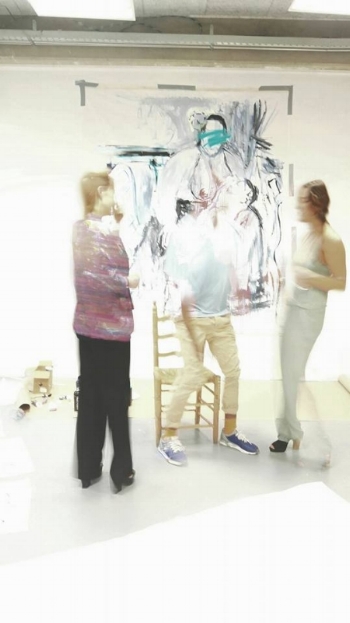 Isabel, artist Johan Baggio and María during a live painting session @ gallery Vriend van Bavink