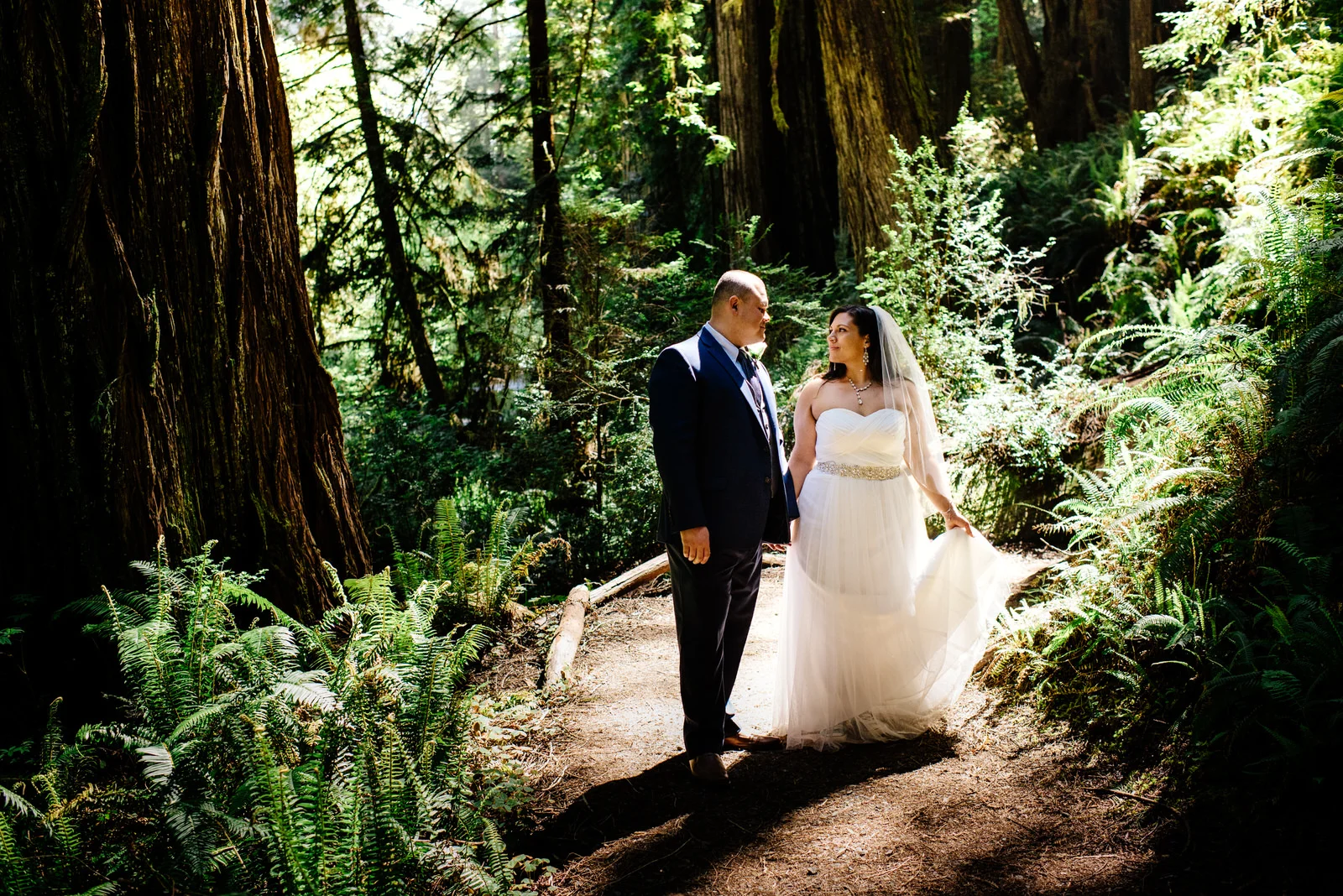 PrairieCreekRedwoodsElopementPhotographyBrideGroomKiss-729.jpg