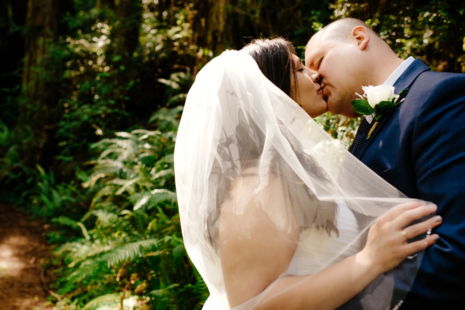 PrairieCreekRedwoodsElopementPhotographyBrideGroomKiss-664.jpg