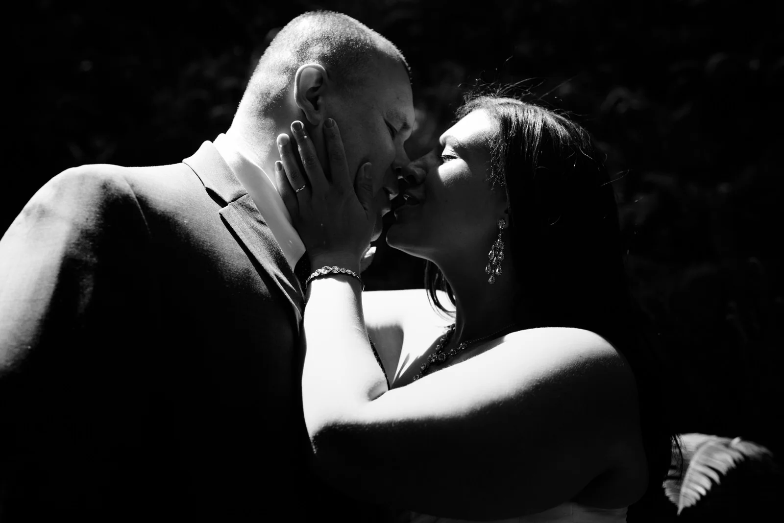 HumboldtCountyElopementPrairieCreekNewlywedsRedwoodElopementKiss-292.jpg