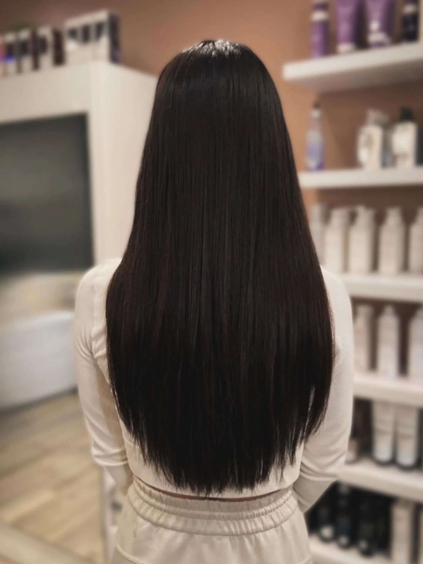 Keeping it simple, so that you can notice the extra inches 

For this before &amp; after, I did a gloss to darken her hair a bit &amp; added 20&rdquo; tape in extensions 

#hairextensions #tapeinhairextensions 
#brunette
#longhair