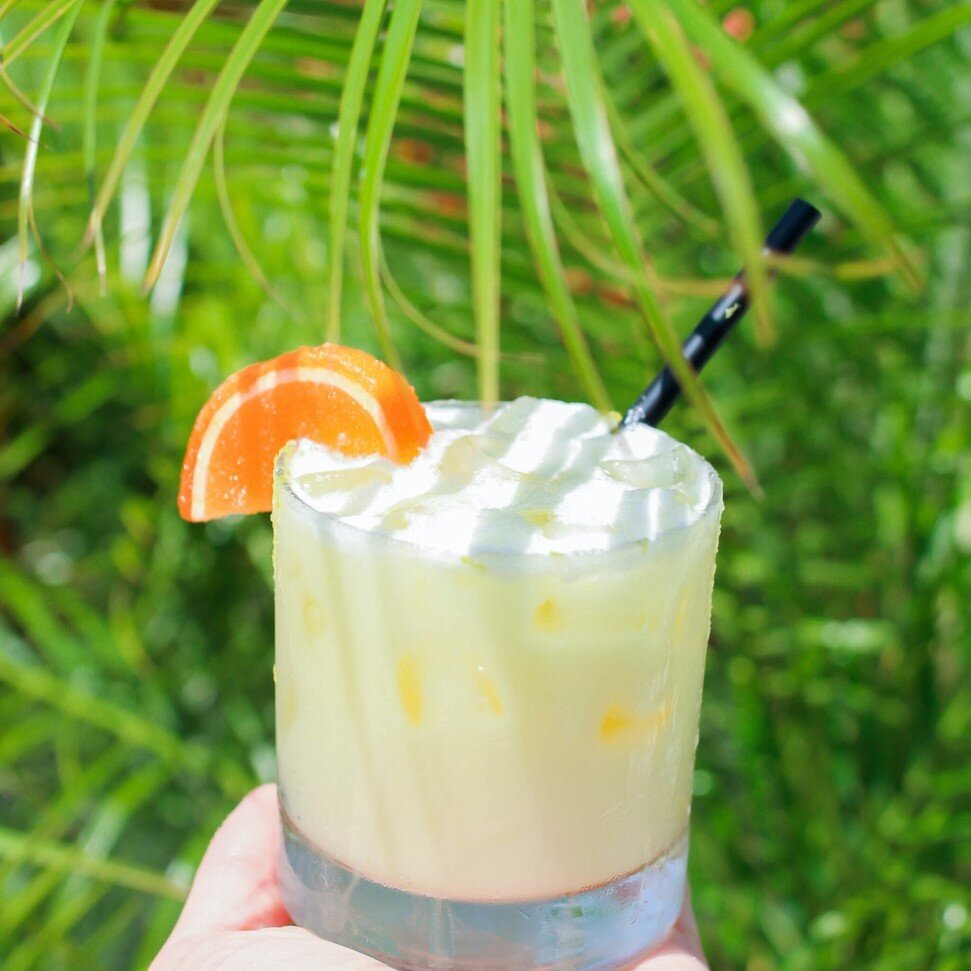 It's #NationalCreamsicleDay!!! You can try this deliciousness all month long! 

📸 Mall Walker// Absolut mandrin, Absolut vanilla, OJ, cream, with a sugared orange 🍊🍹