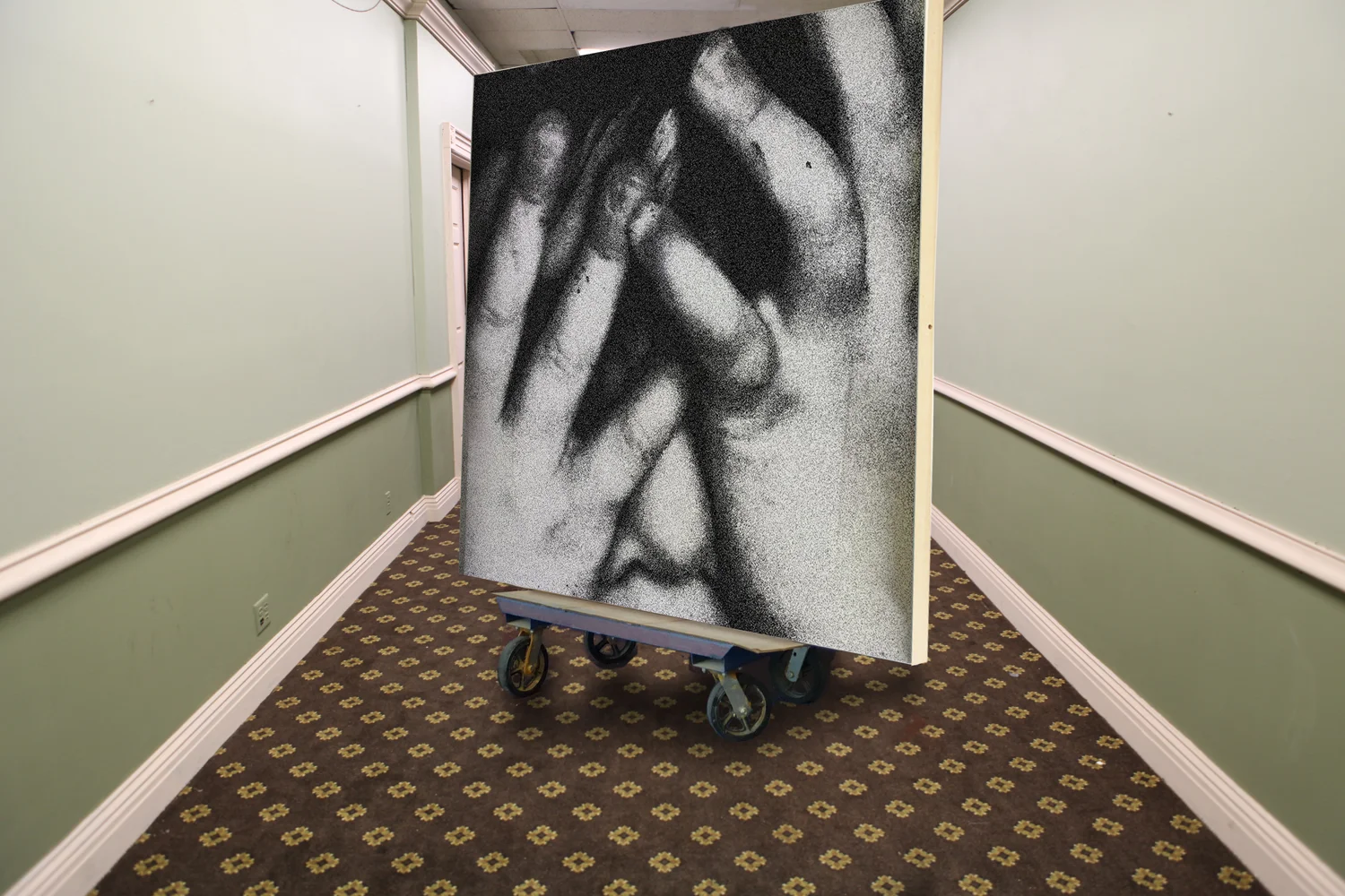 A Way to Display Pictures in a Hotel