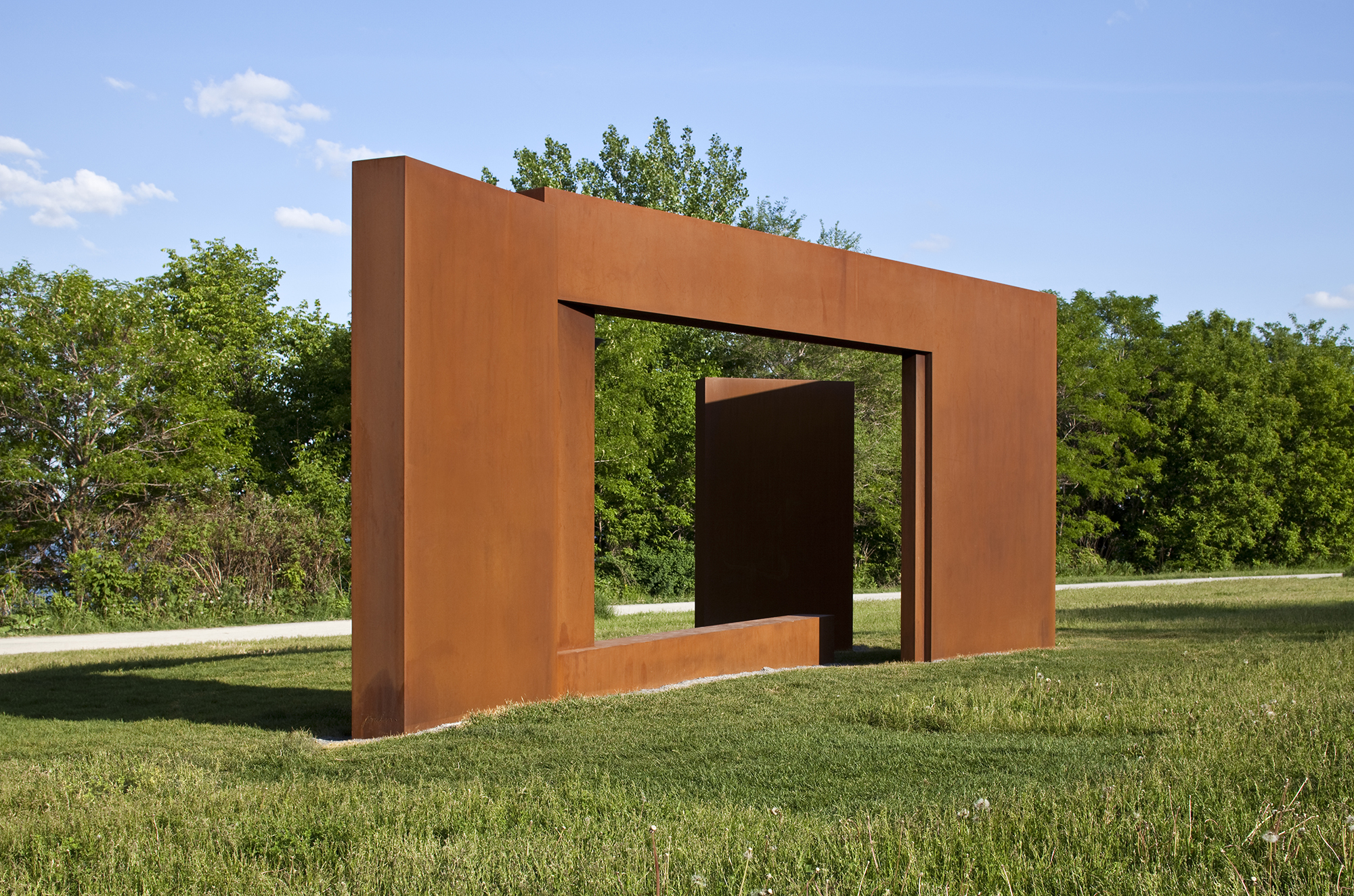 Continuum (2009) Ville de Montréal, Promenade-Bellerive. Acier corten, 305 x 300 x 770 cm. photo : Michel Dubreuil