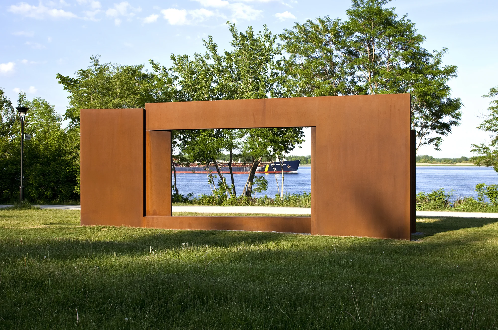 Continuum (2009) Ville de Montréal, Promenade-Bellerive. Acier corten, 305 x 300 x 770 cm. photo : Michel Dubreuil