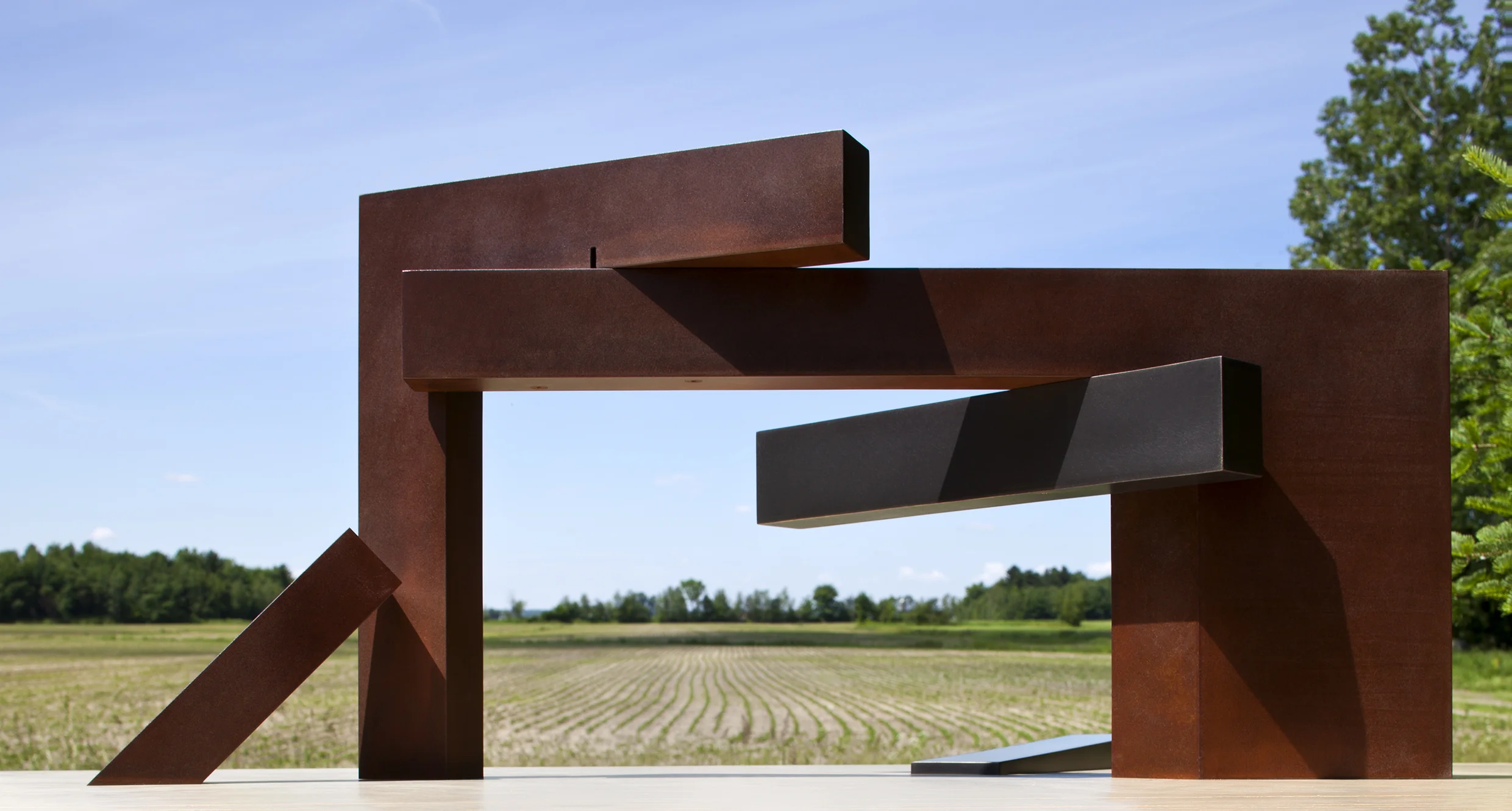 Étude #5 (2011) Acier corten et laiton, collection de l'artiste. photo : Michel Dubreuil