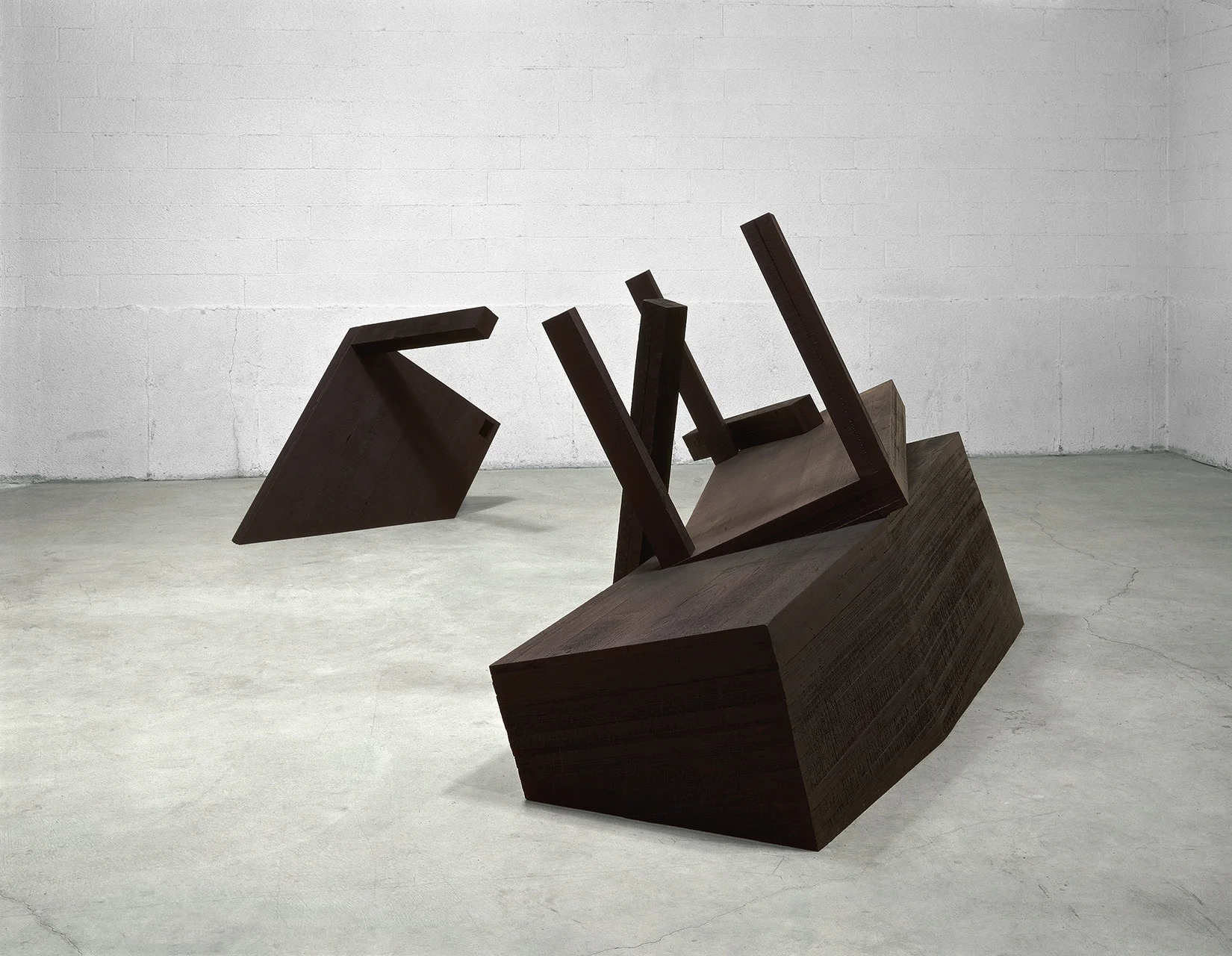 Déjà la nuit s'avance (1991) Bois polychrome, 146.4 x 429 x 349 cm, collection du MBAC. photo : Richard-Max Tremblay