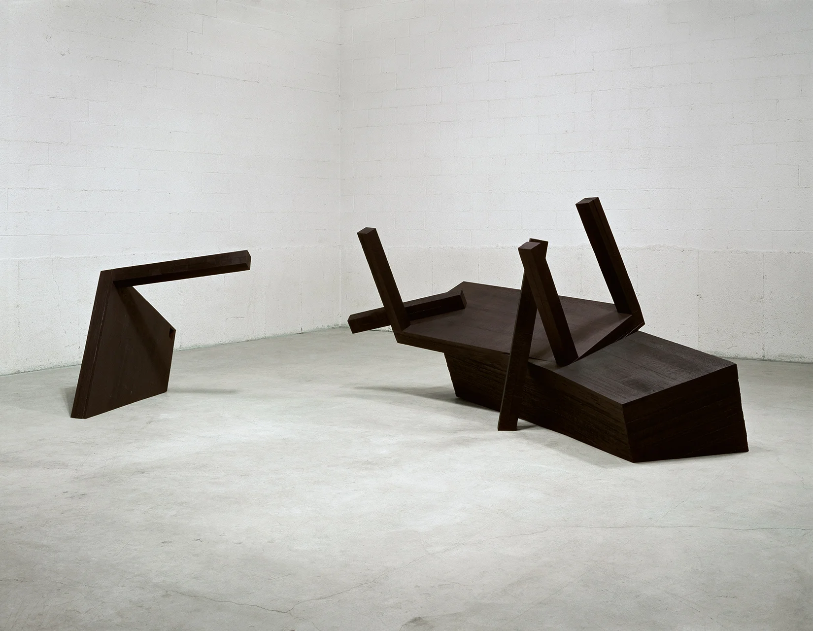 Déjà la nuit s'avance (1991) Bois polychrome, 146.4 x 429 x 349 cm, collection du MBAC. photo : Richard-Max Tremblay