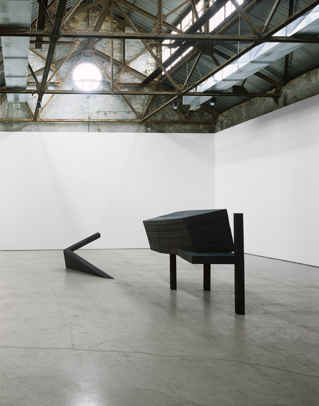 Déjà la nuit s'avance II (1992) Bois polychrome, 151 x 493 x 234 cm, collection du MOCCA. photo : J. Rodycz