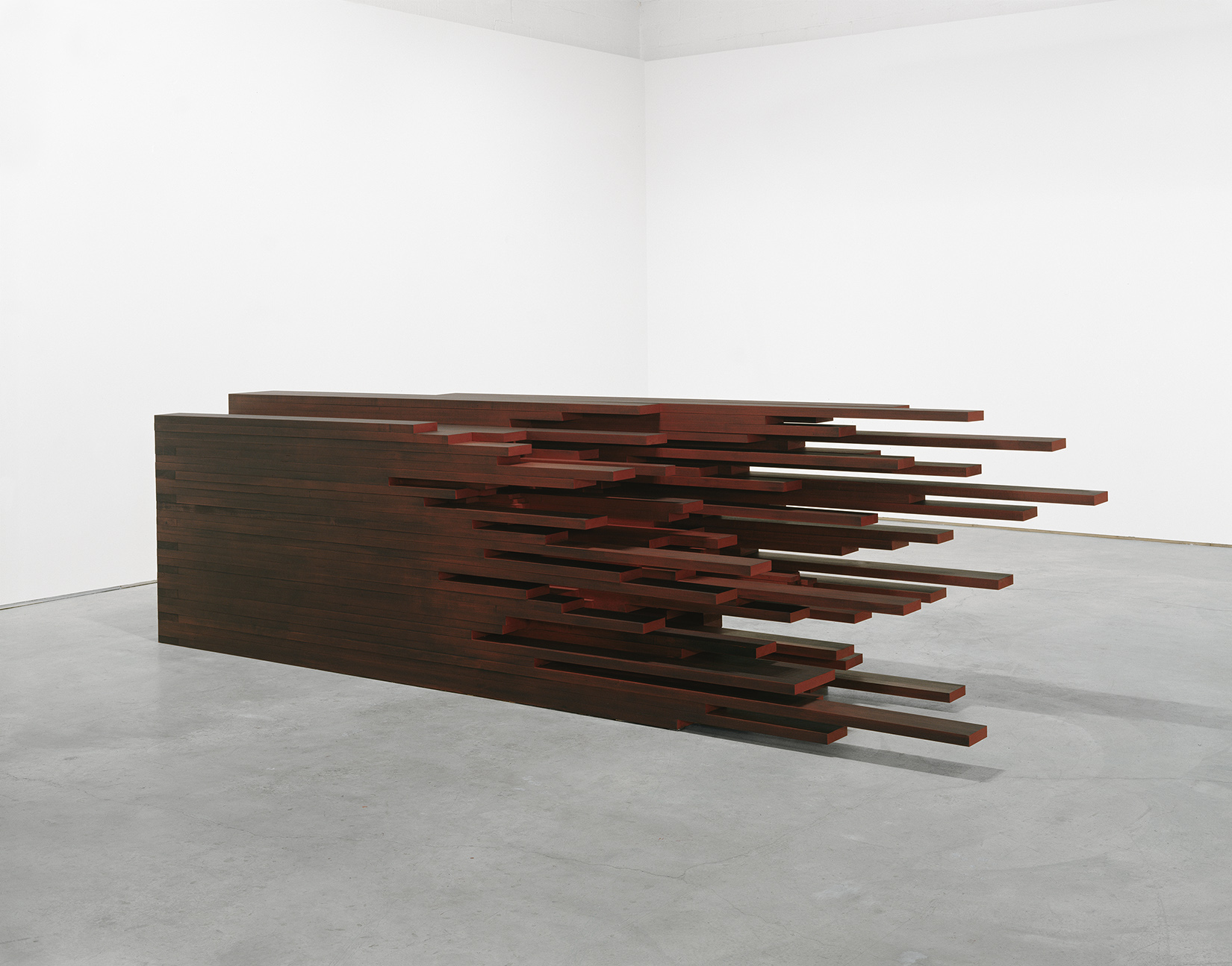 In extenso II (2009) Bois polychrome, 118 x 487 x 92 cm, collection du Musée des beaux-arts de Montréal. photo : Richard-Max Tremblay