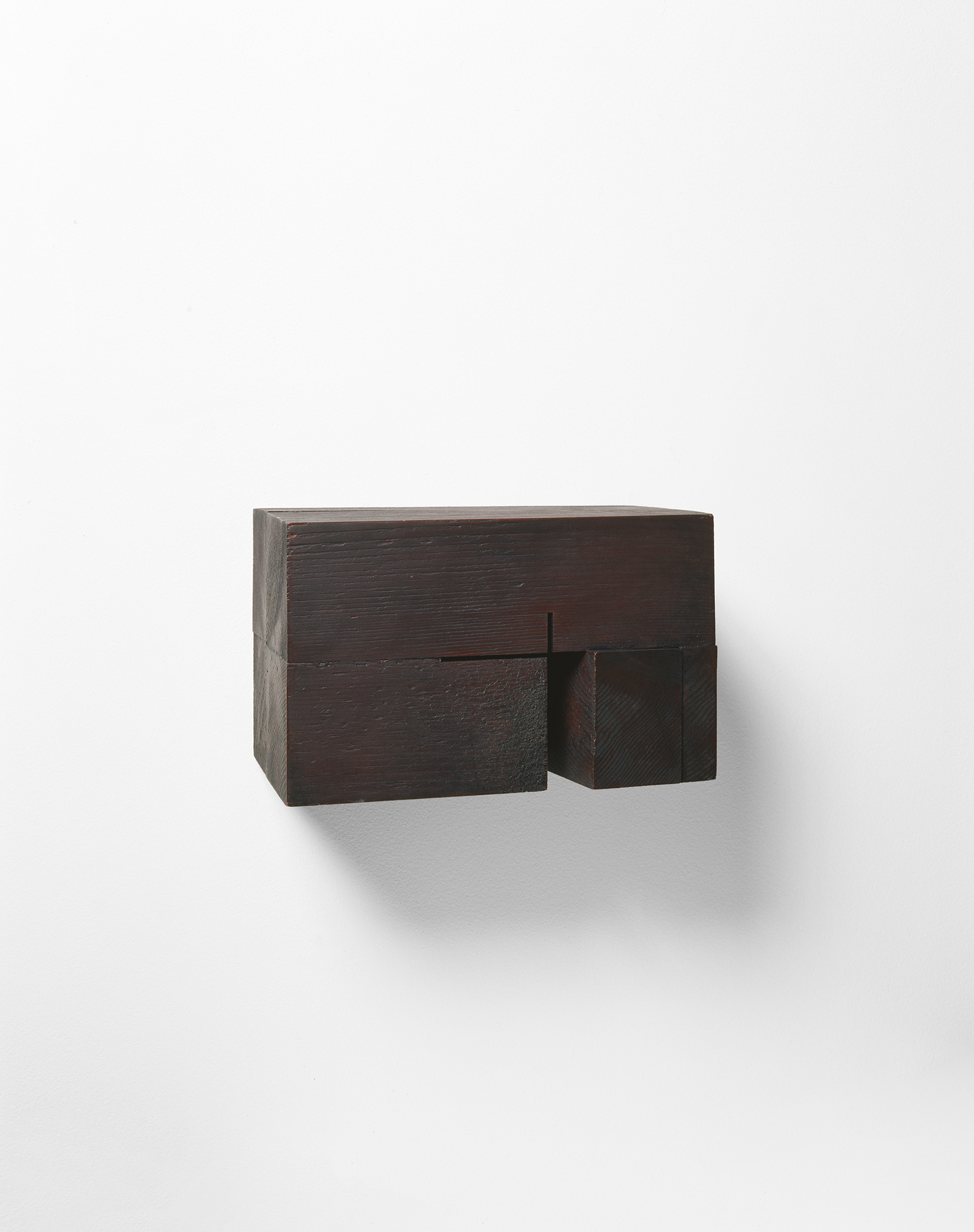 Demeure XVIII (1990) Bois polychrome, 16.5 x 27 x 17 cm, collection du Conseil des arts du Canada. photo : Richard-Max Tremblay