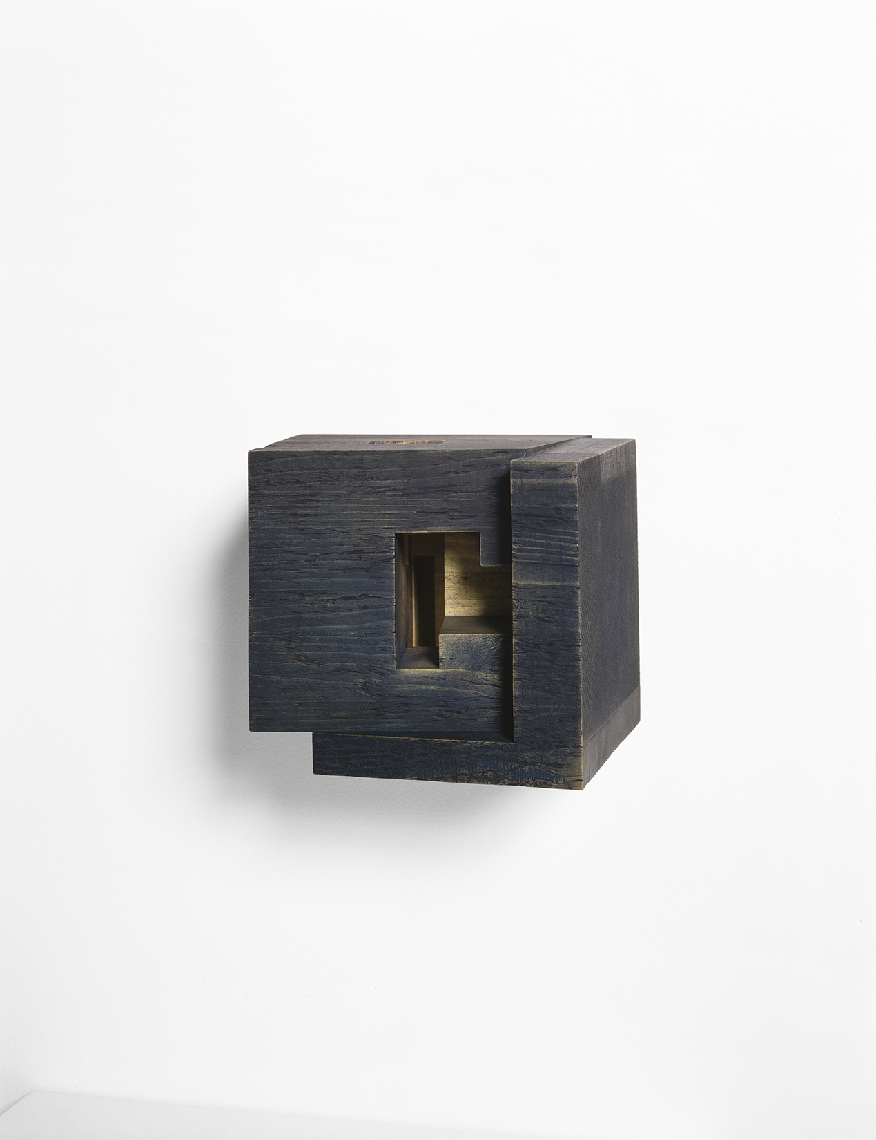    Demeure III  (2001)   Bois polychrome, 19 x 25 x 24 cm, collection de l'artiste. photo : Richard-Max Tremblay 